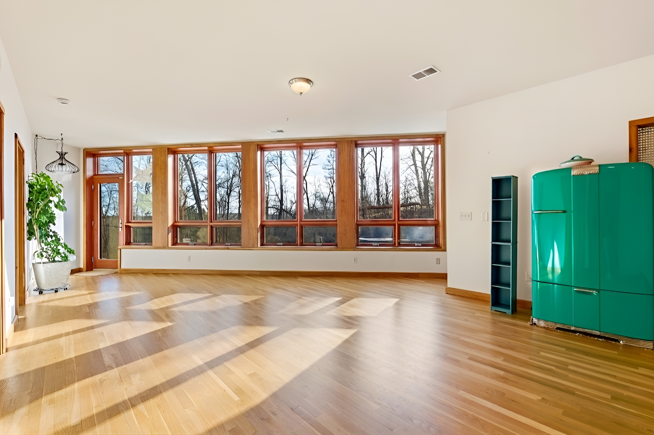  Unique Mid-Century Modern Retreat in a Private Wooded Setting - 物件實景