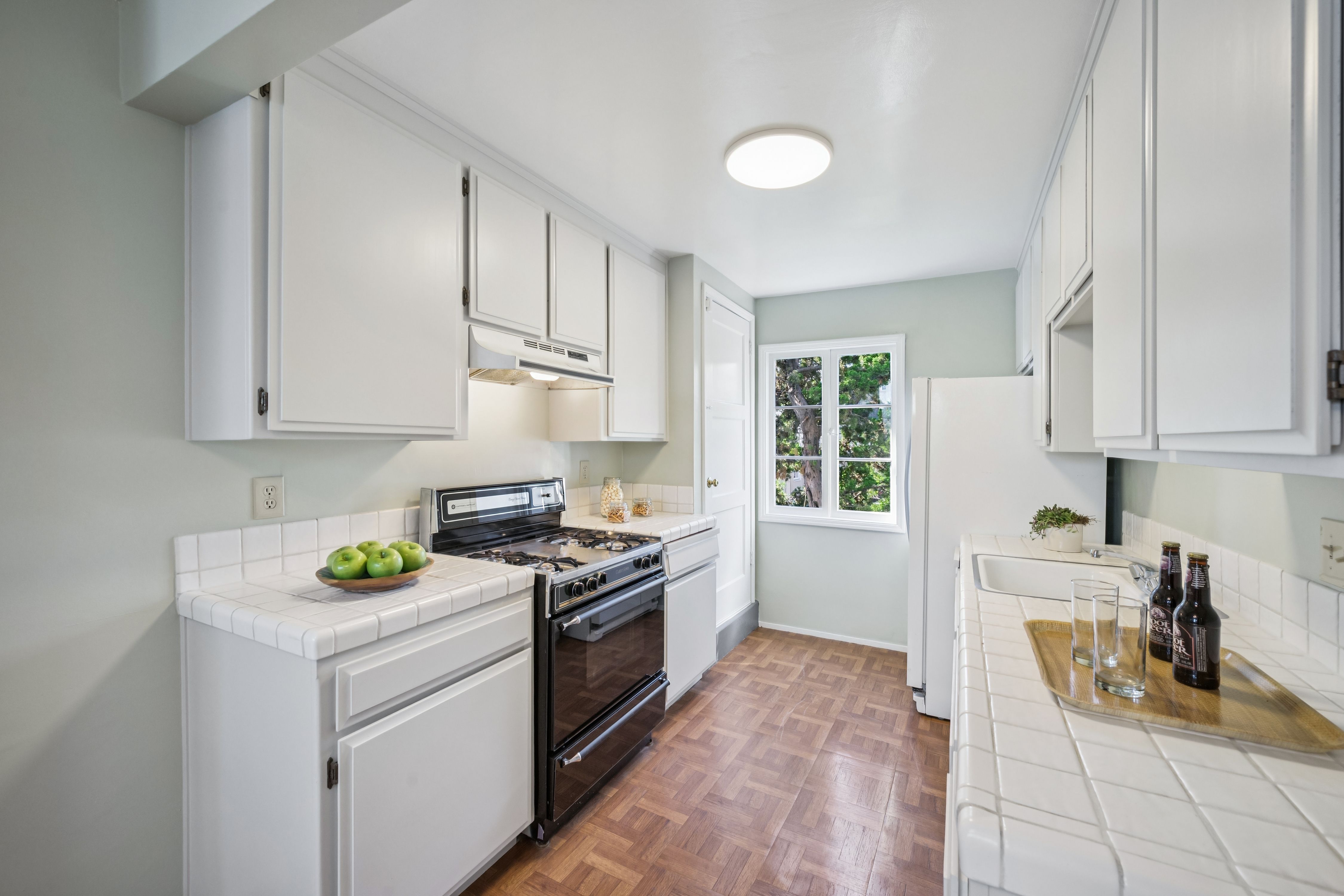  Spacious Corner-Lot Residence Offering Flexible Living Near Lake Merritt - 物件實景