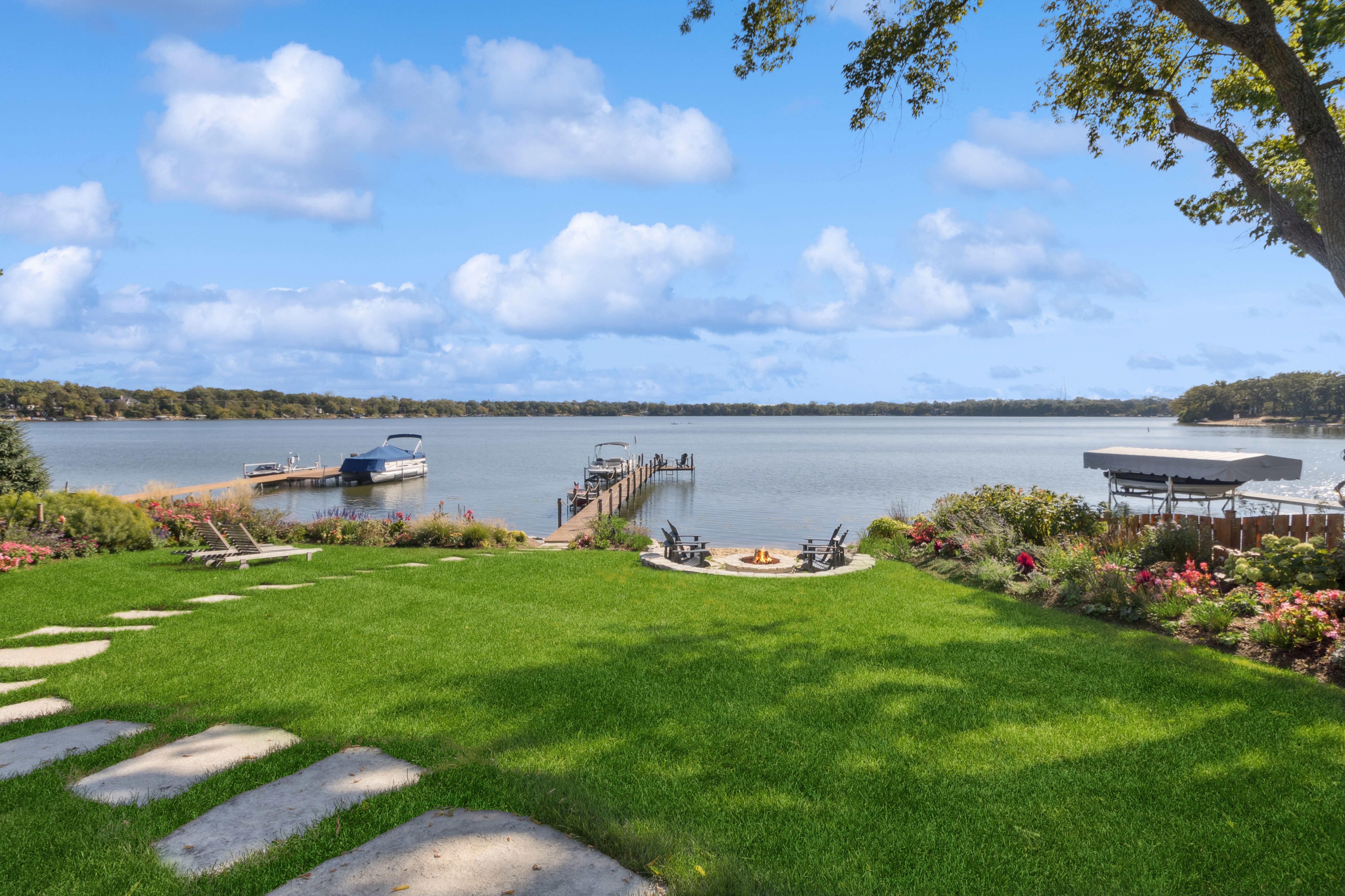  Experience the Uultimate Lakefront Lifestyle in this Legacy Home - 物件實景