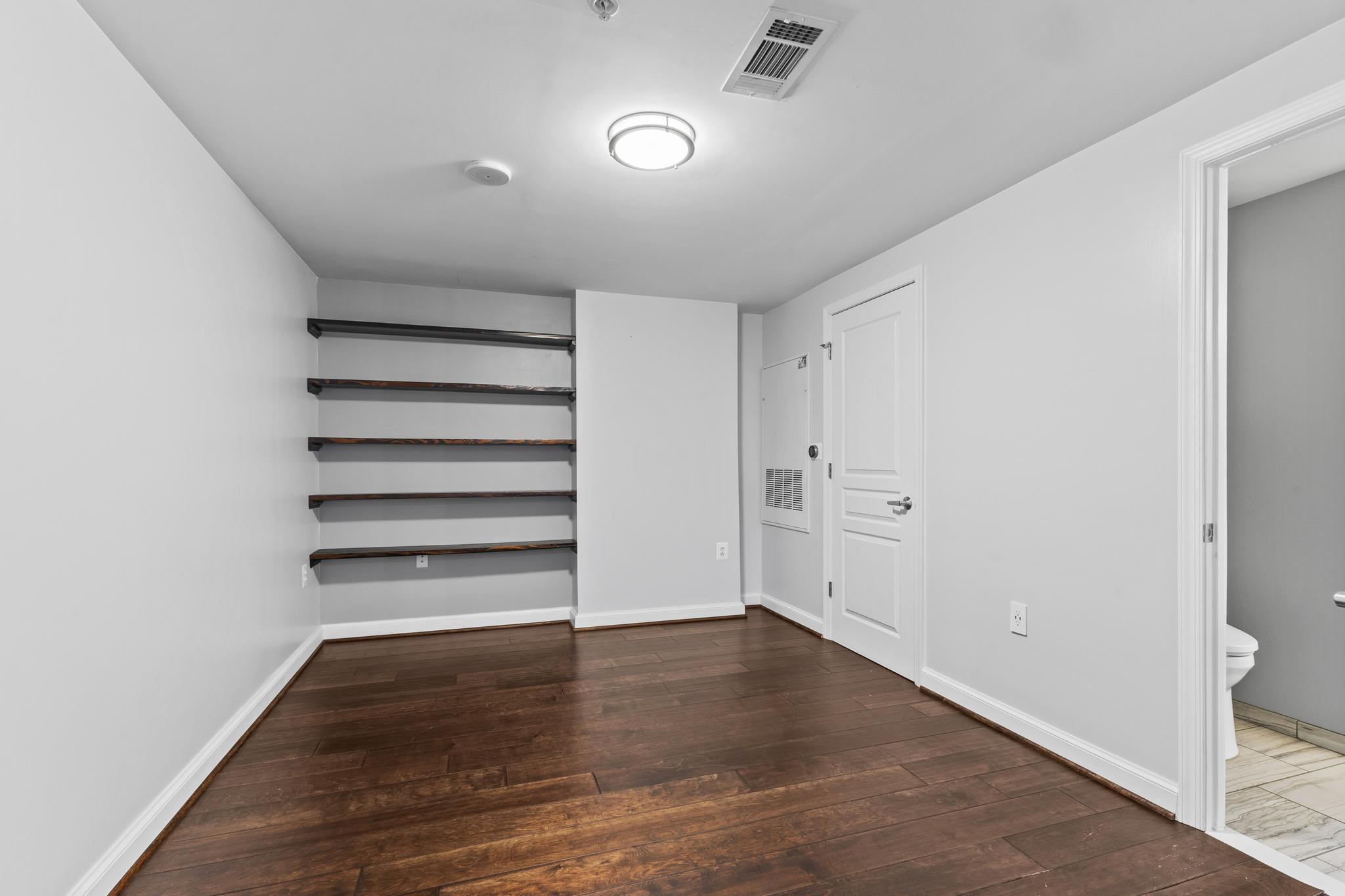  2451 Midtown Avenue, Alexandria, VA, 22303 - 物件實景
