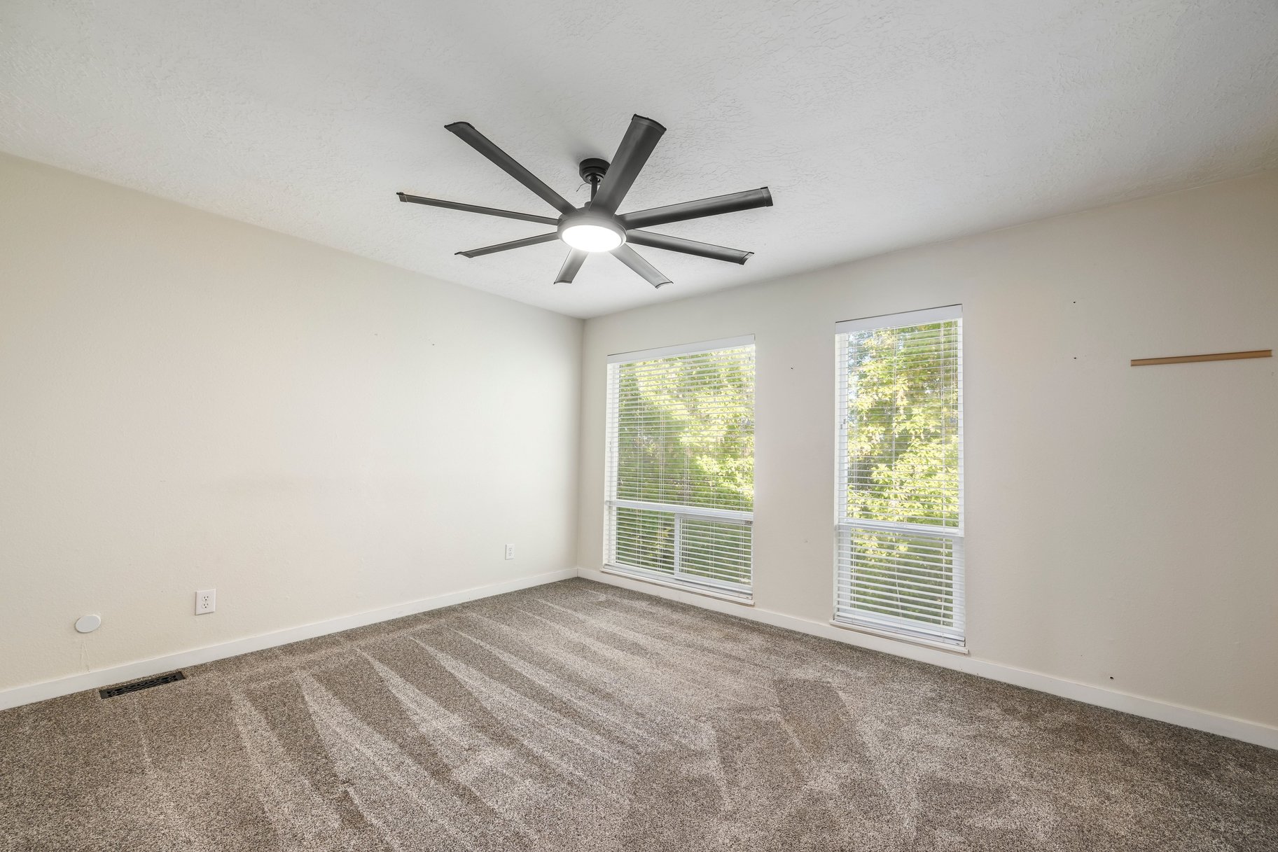  End-Unit Townhome with Updates Throughout - 物件實景