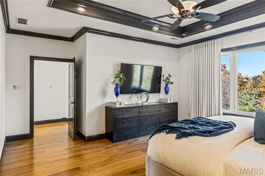 University City, Missouri, 63105, United States, 4 Bedrooms Bedrooms, ,5 BathroomsBathrooms,Residential,For Sale,1989585