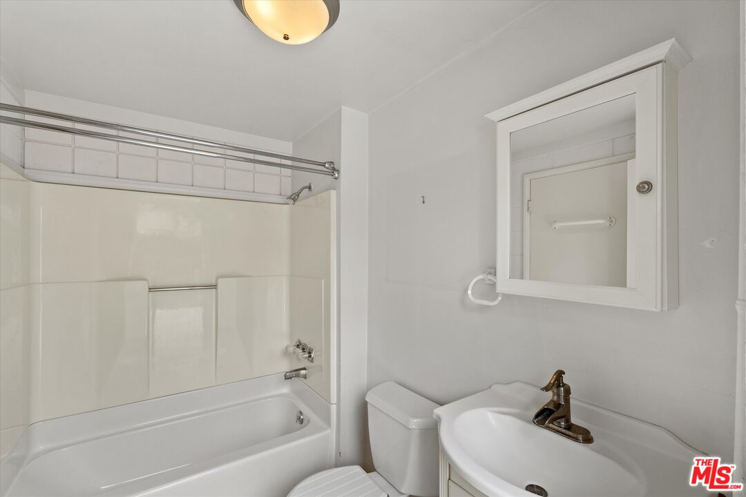 Malibu, California, 90265, United States, 4 Bedrooms Bedrooms, ,3 BathroomsBathrooms,Residential,For Sale,1859760