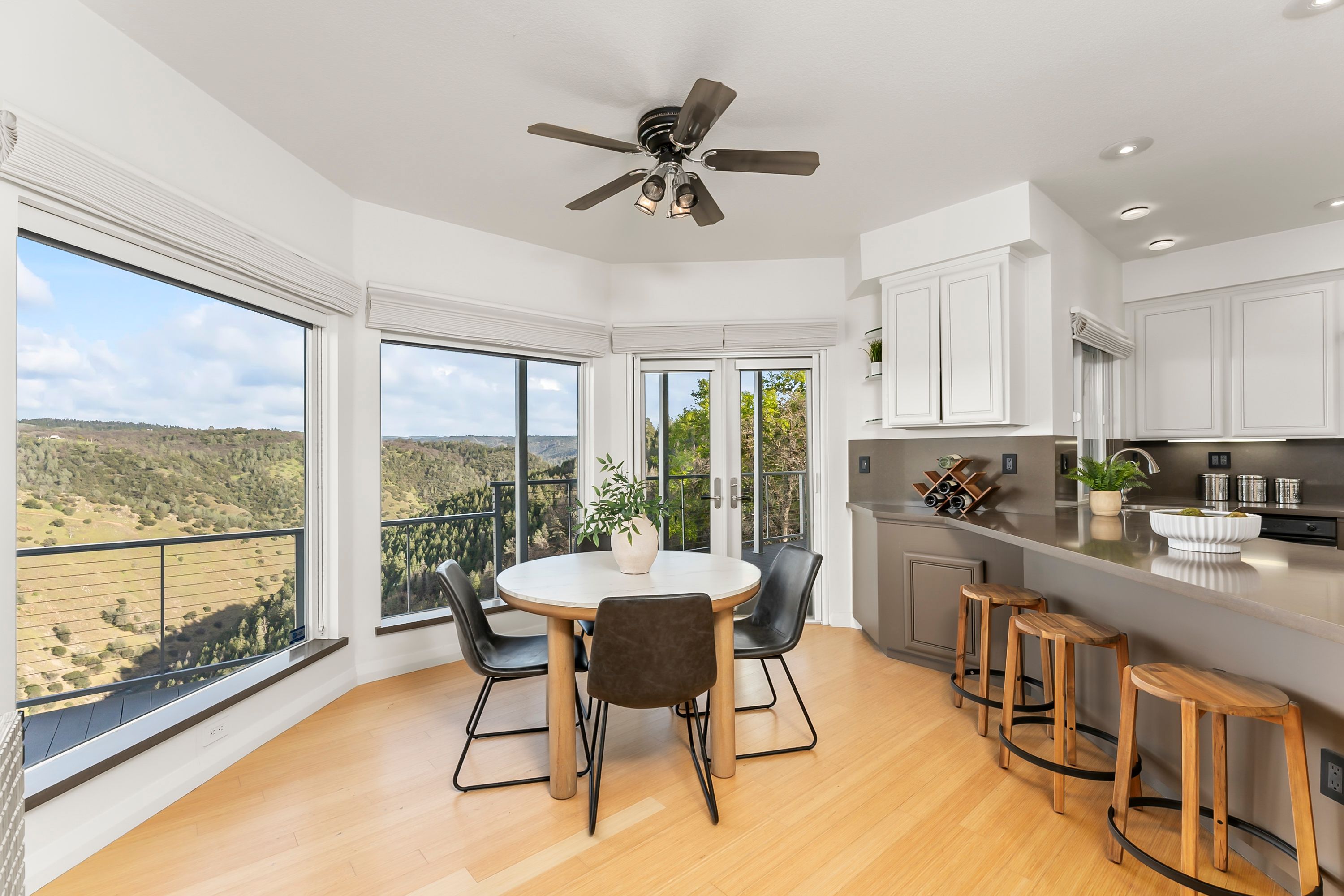  River Views • Pool • A Striking Estate That Makes a Statement - 物件實景