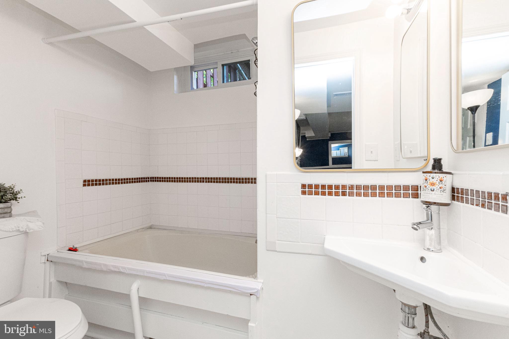 Alexandria, Virginia, 22307, United States, 2 Bedrooms Bedrooms, ,2 BathroomsBathrooms,Residential,For Sale,1937087