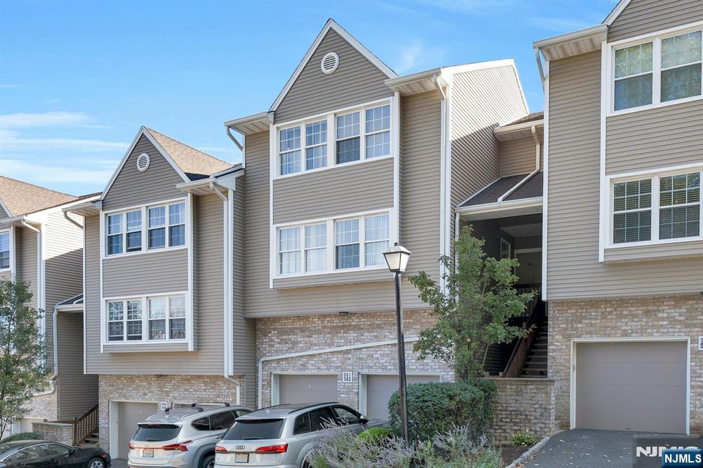 Palisades Park, New Jersey, 07650, United States, 2 Bedrooms Bedrooms, ,3 BathroomsBathrooms,Residential,For Sale,1960727