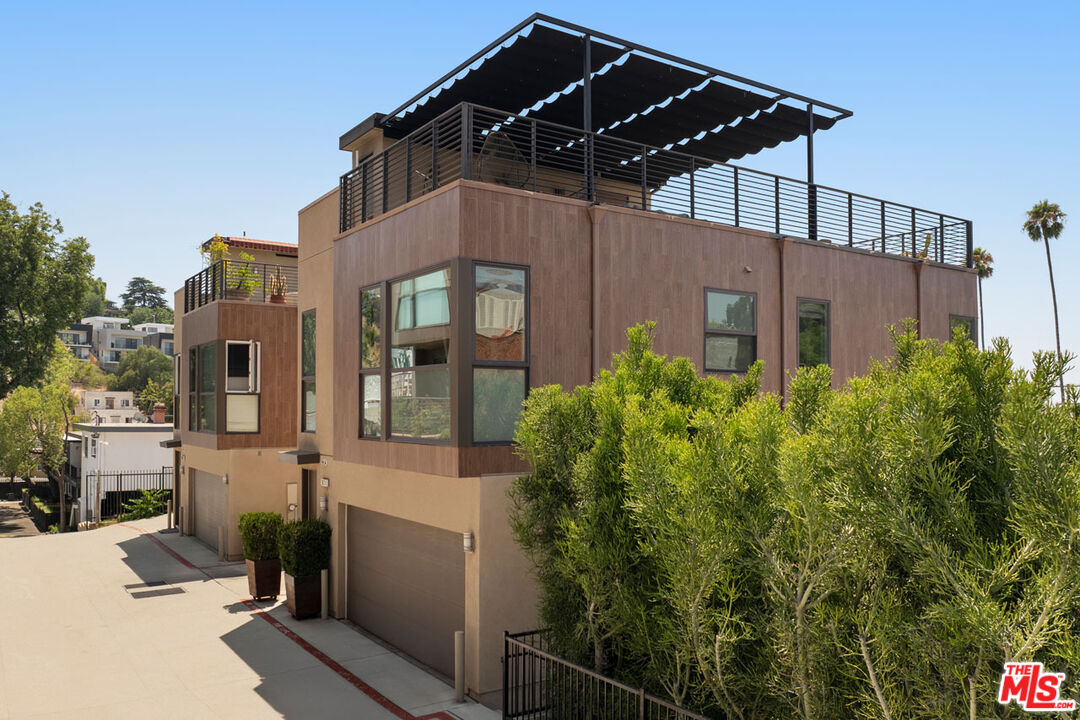 Los Angeles, California, 90026, United States, 3 Bedrooms Bedrooms, ,4 BathroomsBathrooms,Residential,For Sale,1927240