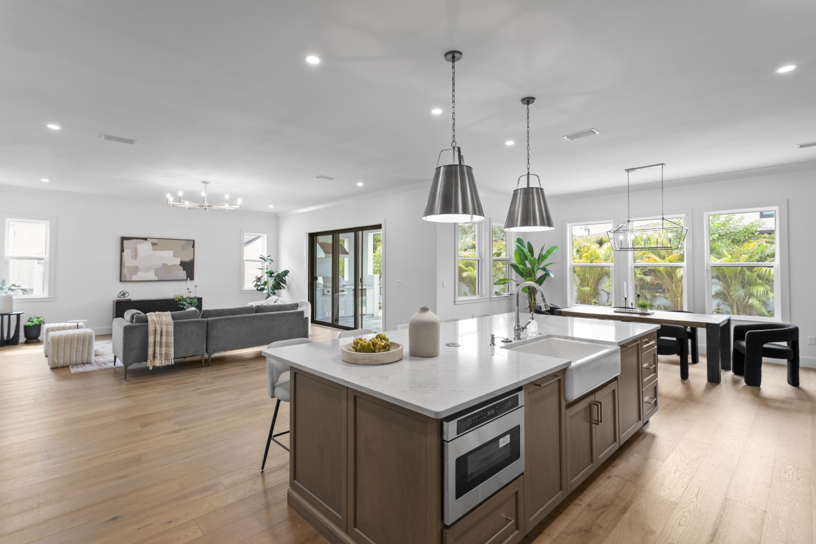 Tampa, Florida, 33611, United States, 6 Bedrooms Bedrooms, ,6 BathroomsBathrooms,Residential,For Sale,1981634