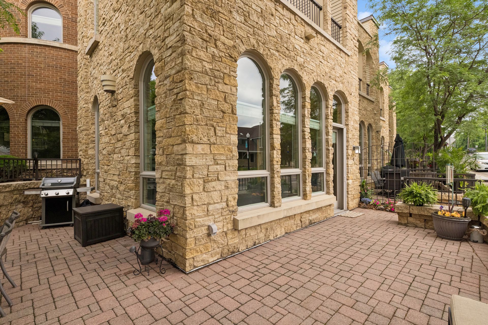  Timeless Brownstone Living in the Heart of Stillwater - 物件實景
