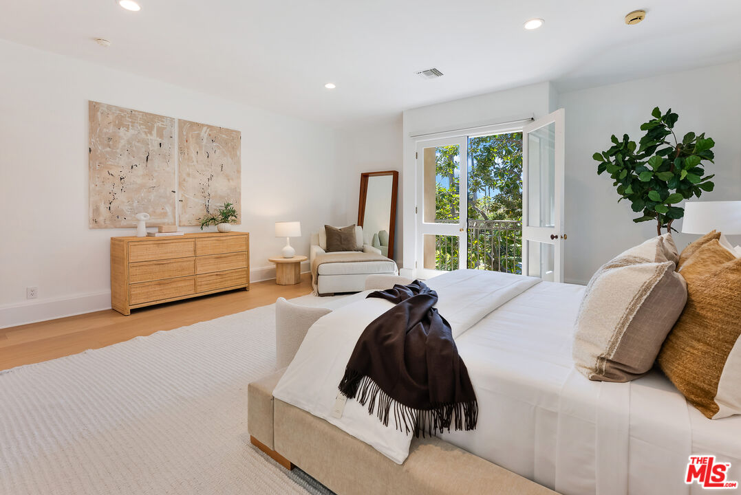 Beverly Hills, California, 90210, United States, 6 Bedrooms Bedrooms, ,8 BathroomsBathrooms,Residential,For Sale,1926509