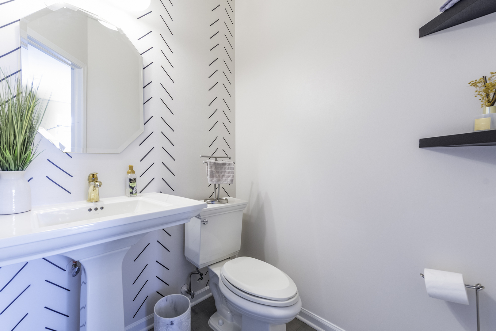 Lindenhurst, Illinois, 60046, United States, 5 Bedrooms Bedrooms, ,3 BathroomsBathrooms,Residential,For Sale,1971263