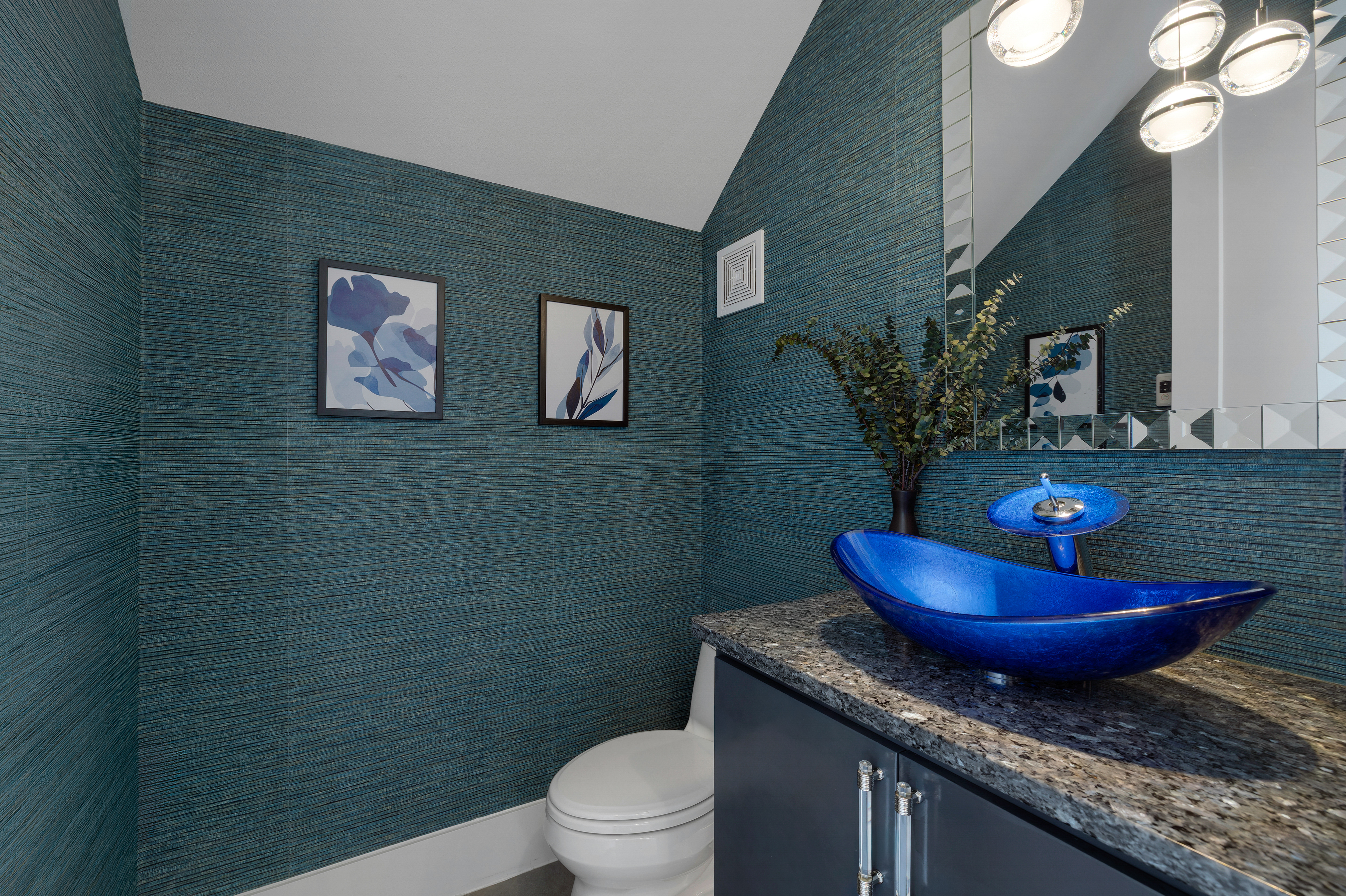  Custom Contemporary with Designer Finishes - 物件實景