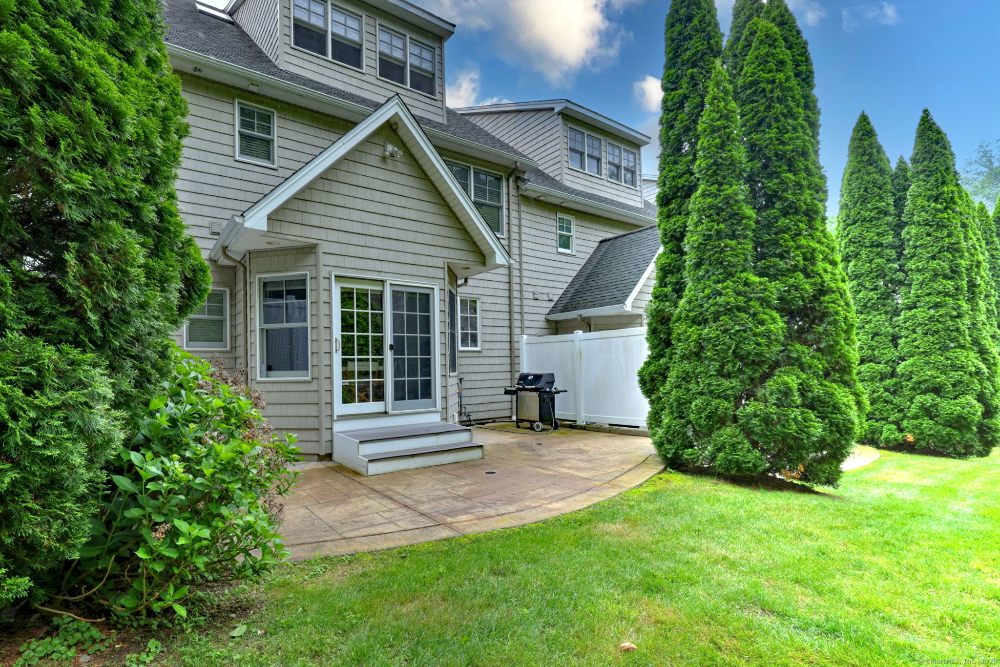 Shelton, Connecticut, 06484, United States, 2 Bedrooms Bedrooms, ,3 BathroomsBathrooms,Residential,For Sale,1933368