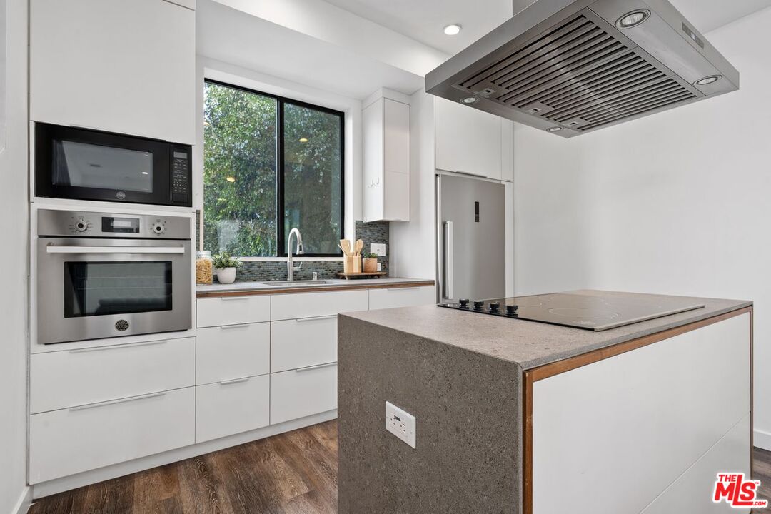 Los Angeles, California, 90025, United States, 9 Bedrooms Bedrooms, ,Residential,For Sale,1940770