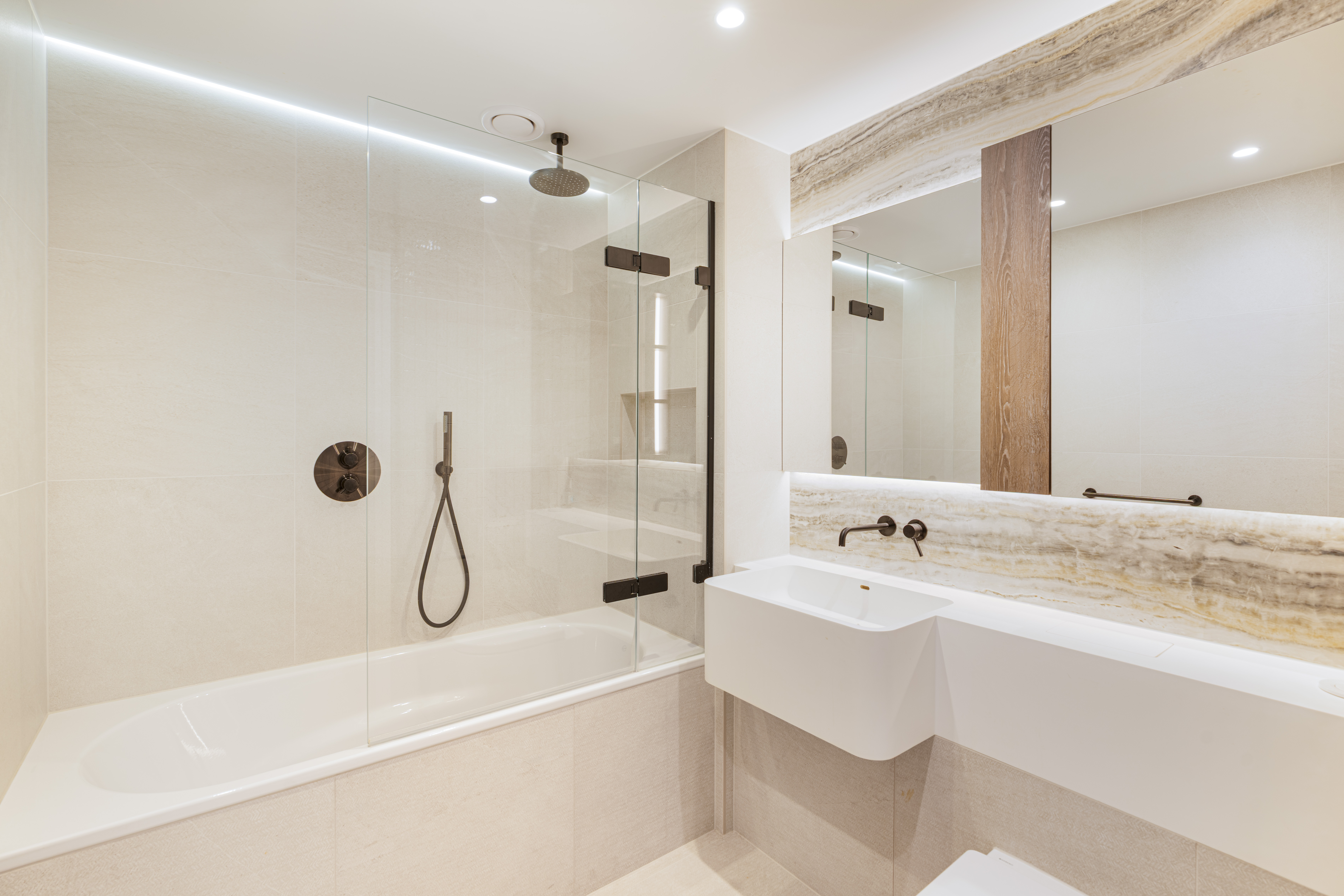  A Contemporary Two-Bedroom Apartment with a Balcony at King’s Road Park - 物件實景