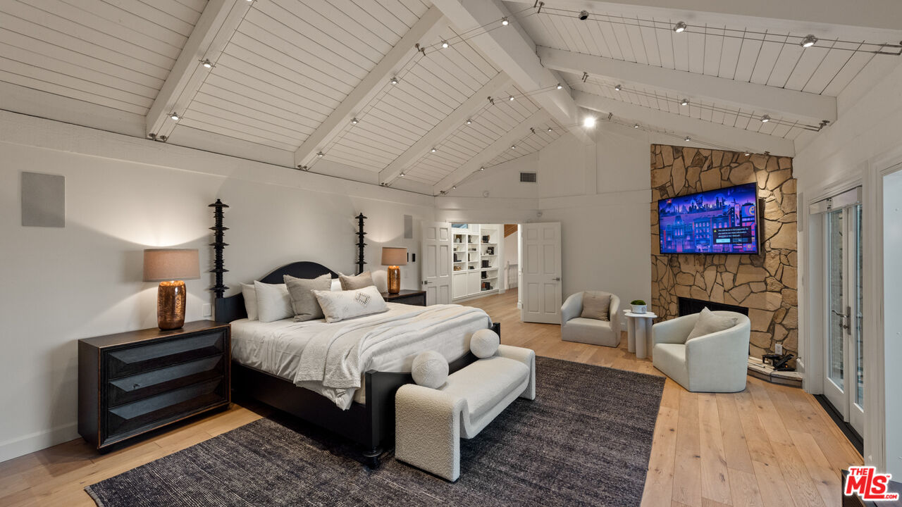 Los Angeles, California, 90049, United States, 5 Bedrooms Bedrooms, ,4 BathroomsBathrooms,Residential,For Sale,1889913