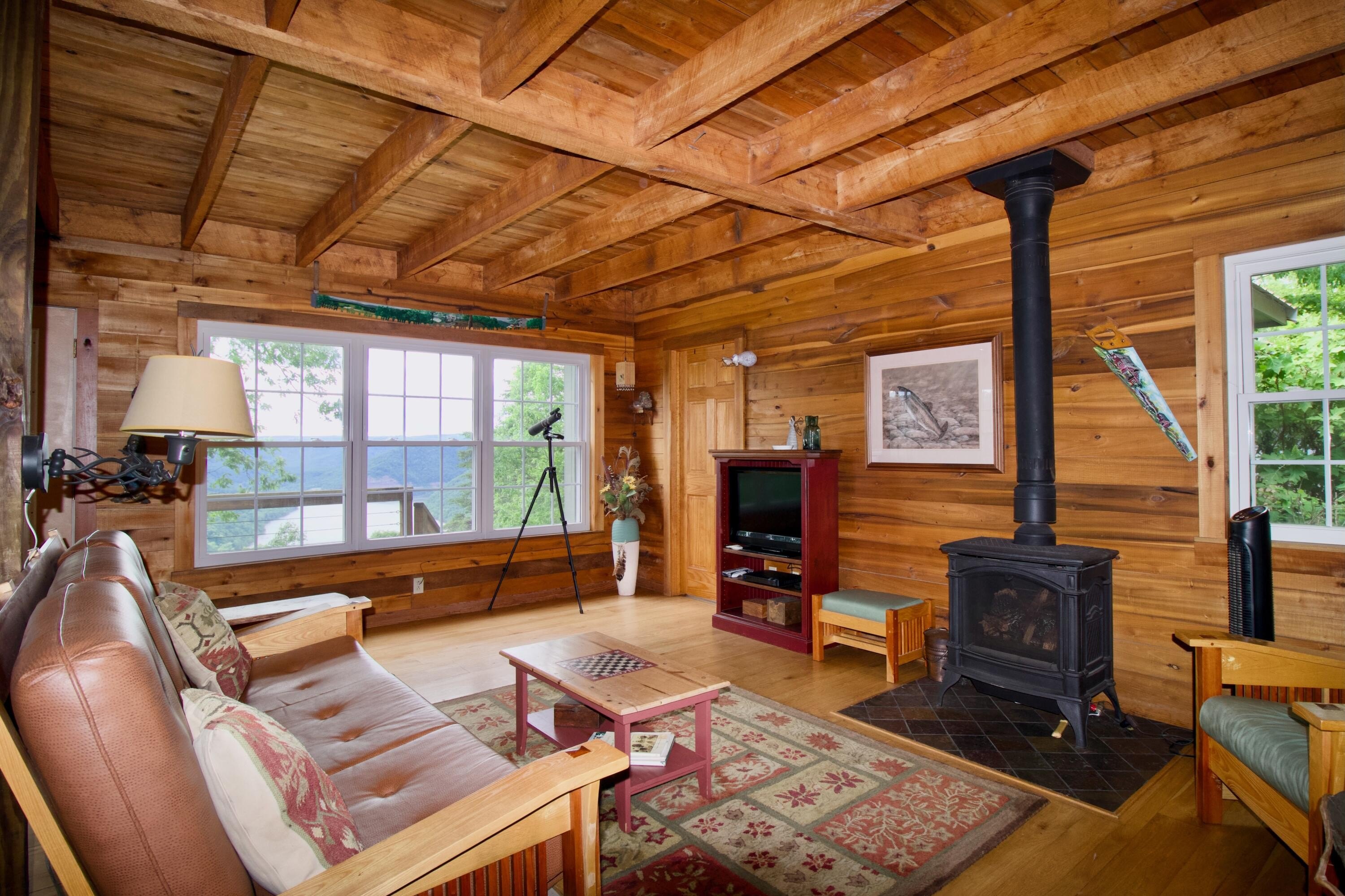 Hinton, West Virginia, 25951, United States, 3 Bedrooms Bedrooms, ,2 BathroomsBathrooms,Residential,For Sale,1847106