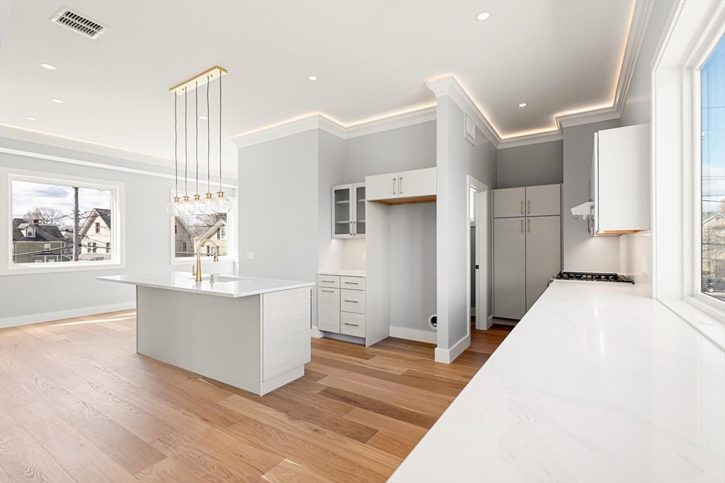 Waltham, Massachusetts, 02453, United States, 4 Bedrooms Bedrooms, ,4 BathroomsBathrooms,Residential,For Sale,1997140