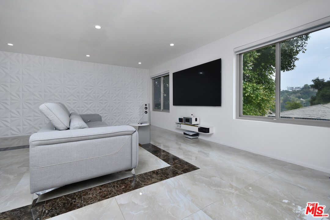 Sherman Oaks, California, 91403, United States, 4 Bedrooms Bedrooms, ,4 BathroomsBathrooms,Residential,For Sale,1794454