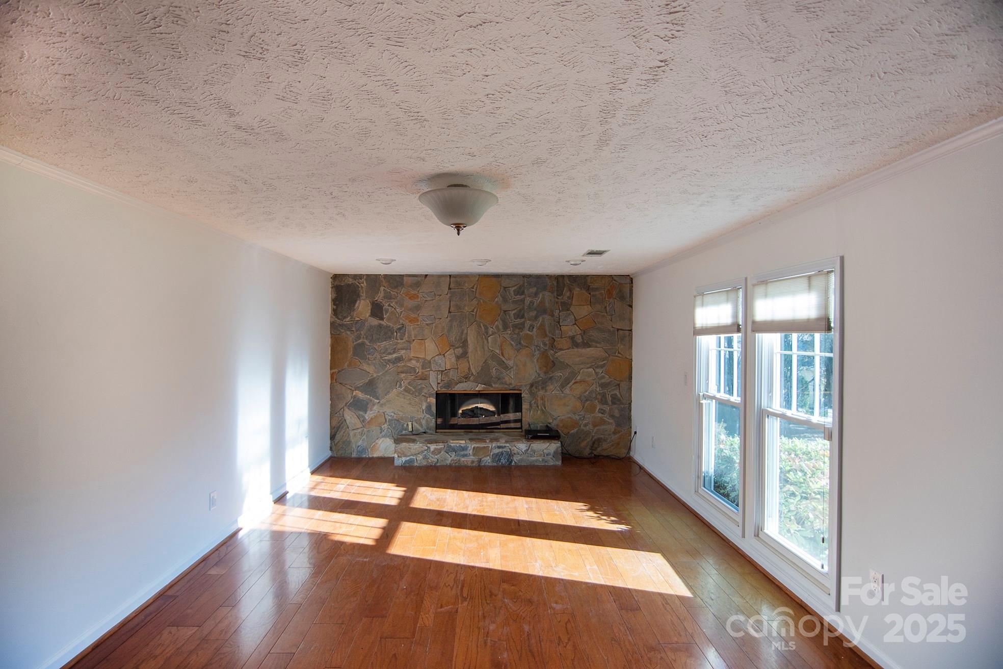 Hendersonville, North Carolina, 28792, United States, 3 Bedrooms Bedrooms, ,3 BathroomsBathrooms,Residential,For Sale,1976526