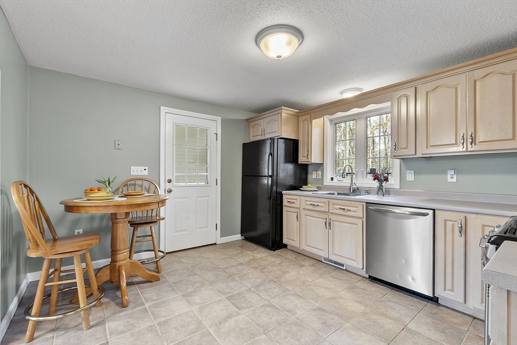 Dracut, Massachusetts, 01826, United States, 3 Bedrooms Bedrooms, ,2 BathroomsBathrooms,Residential,For Sale,1988134