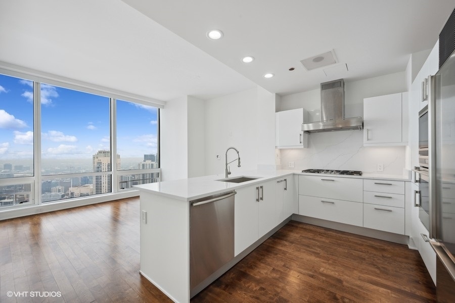 Chicago, Illinois, 60611, United States, 1 Bedroom Bedrooms, ,2 BathroomsBathrooms,Residential,For Sale,1966710