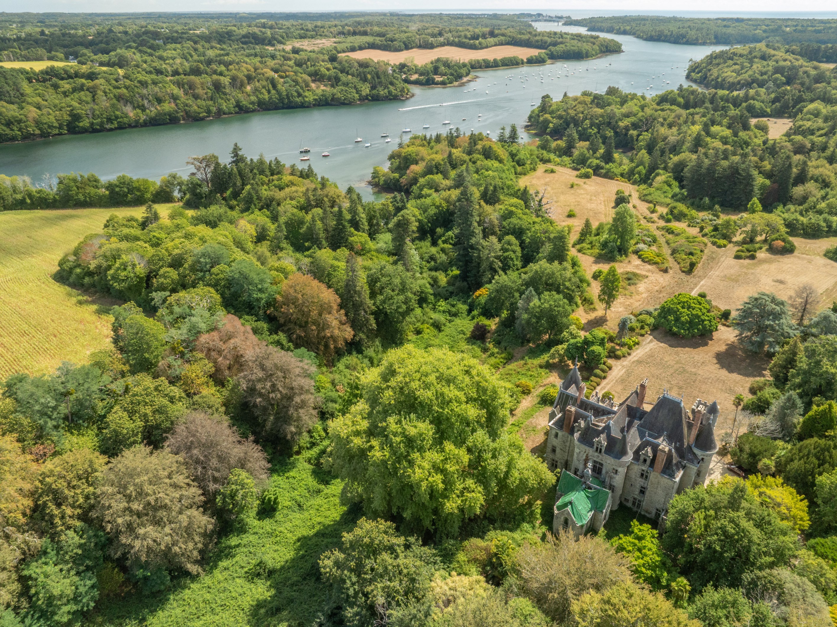  Near Quimper ; Magnificent castle to renovated in river bank; - 物件實景