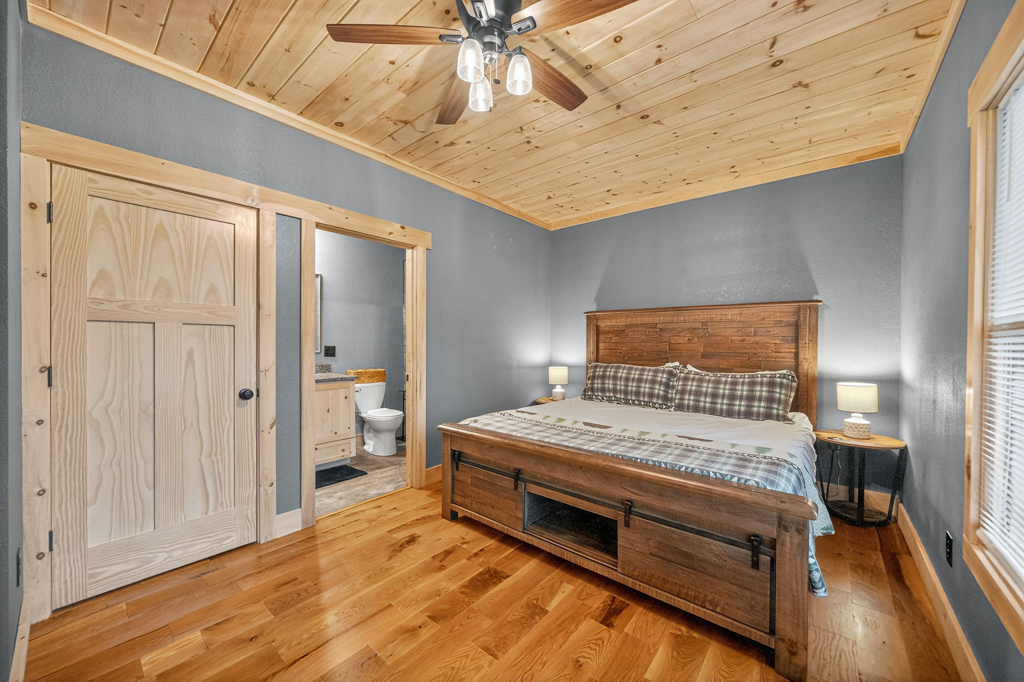 Sevierville, Tennessee, 37862, United States, 2 Bedrooms Bedrooms, ,3 BathroomsBathrooms,Residential,For Sale,2012512