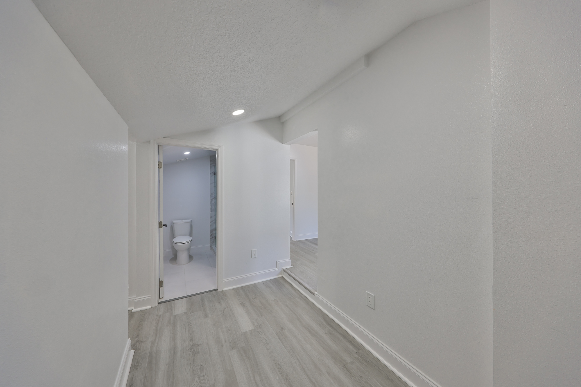 Tampa, Florida, 33603, United States, 5 Bedrooms Bedrooms, ,4 BathroomsBathrooms,Residential,For Sale,1980148