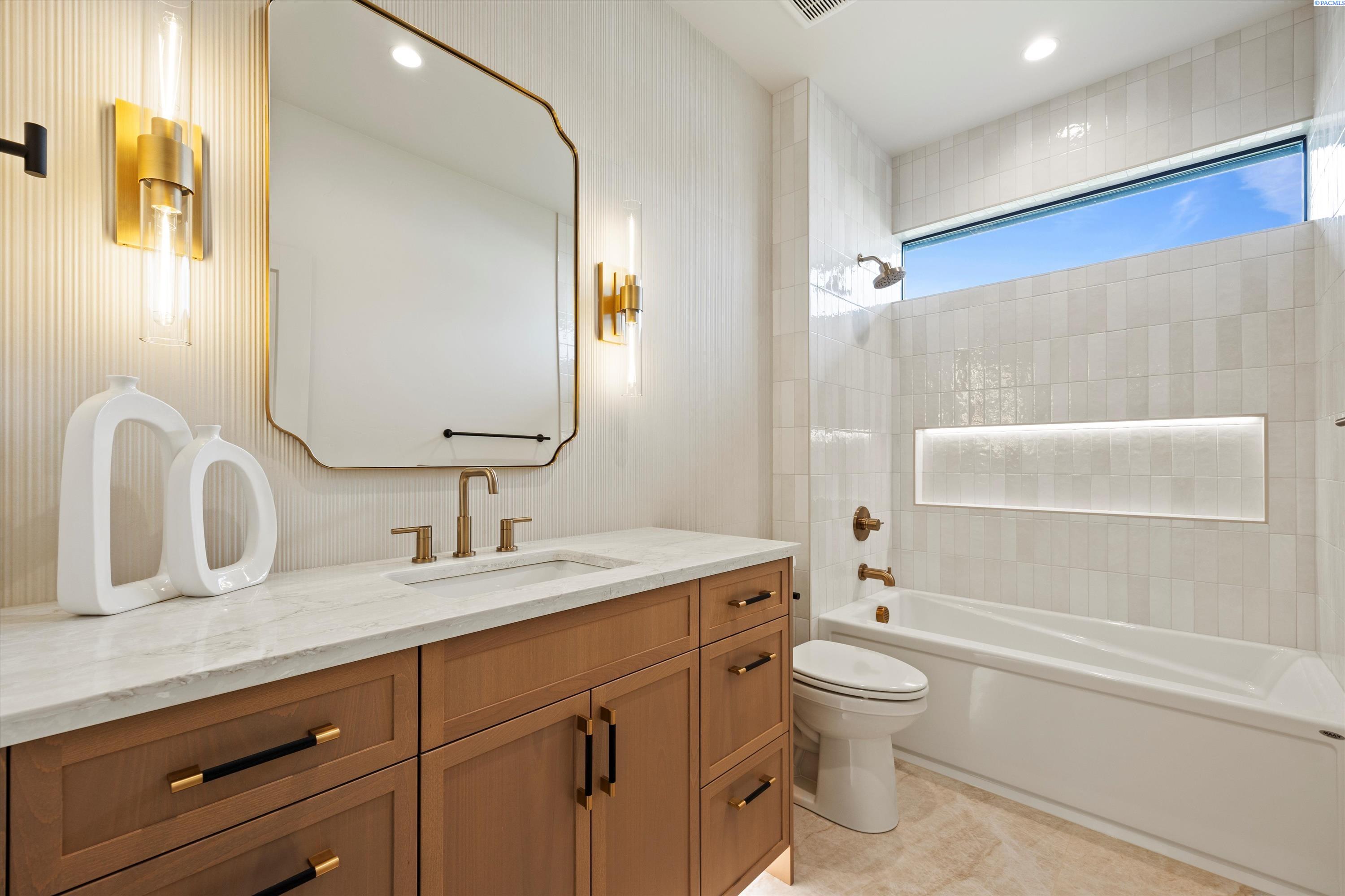 Kennewick, Washington, 99338, United States, 4 Bedrooms Bedrooms, ,4 BathroomsBathrooms,Residential,For Sale,1993366