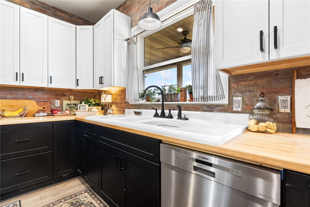 Yellville, Arkansas, 72687, United States, 2 Bedrooms Bedrooms, ,3 BathroomsBathrooms,Residential,For Sale,1970032