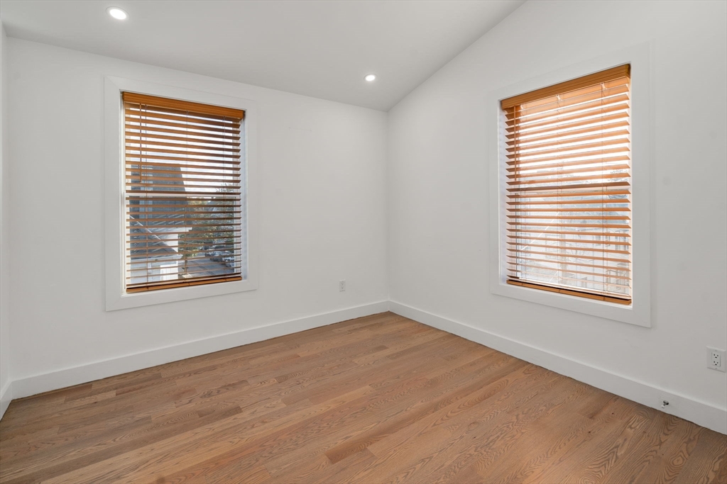 Waltham, Massachusetts, 02451, United States, 3 Bedrooms Bedrooms, ,2 BathroomsBathrooms,Residential,For Sale,1960528