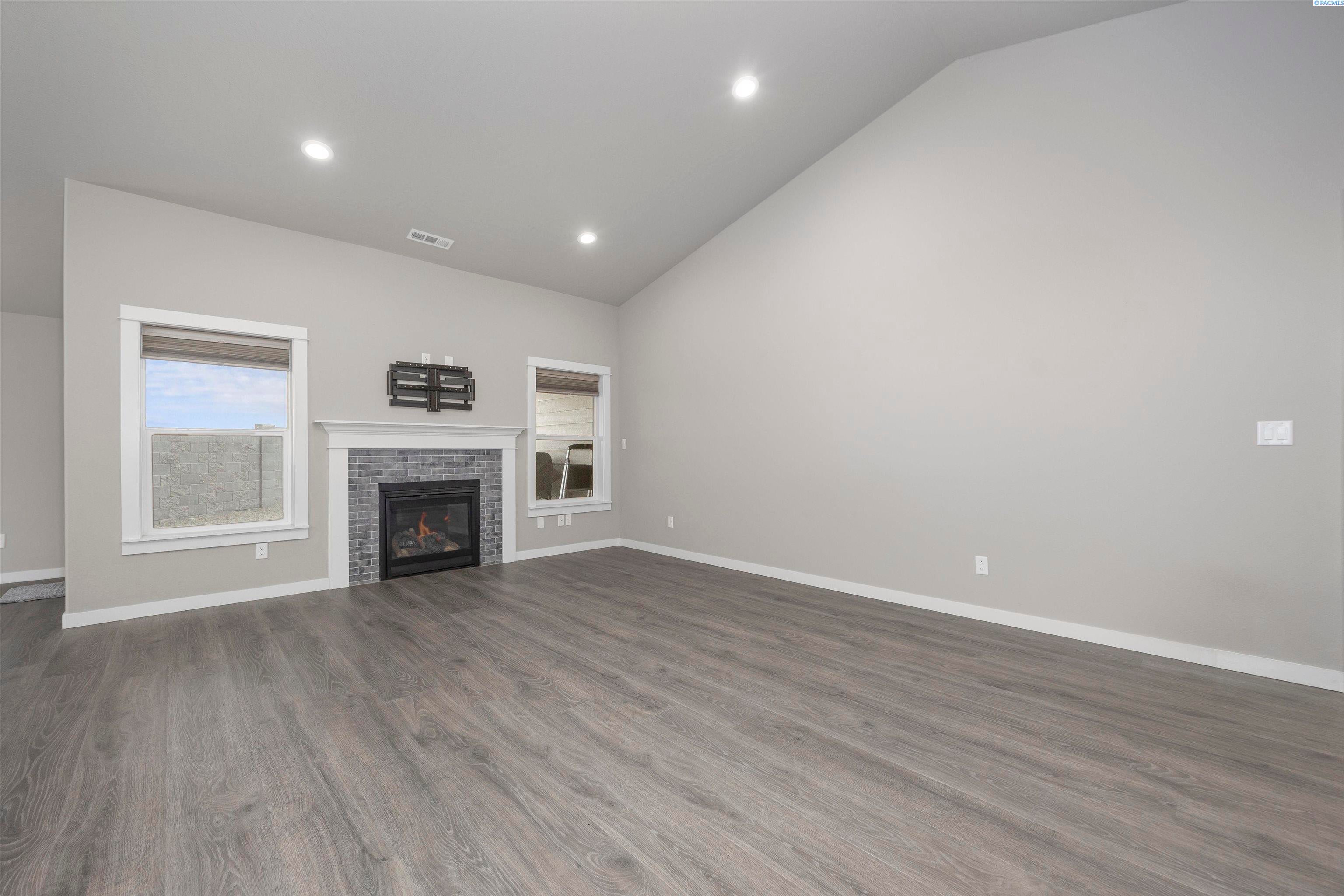 Prosser, Washington, 99350, United States, 3 Bedrooms Bedrooms, ,3 BathroomsBathrooms,Residential,For Sale,1994291