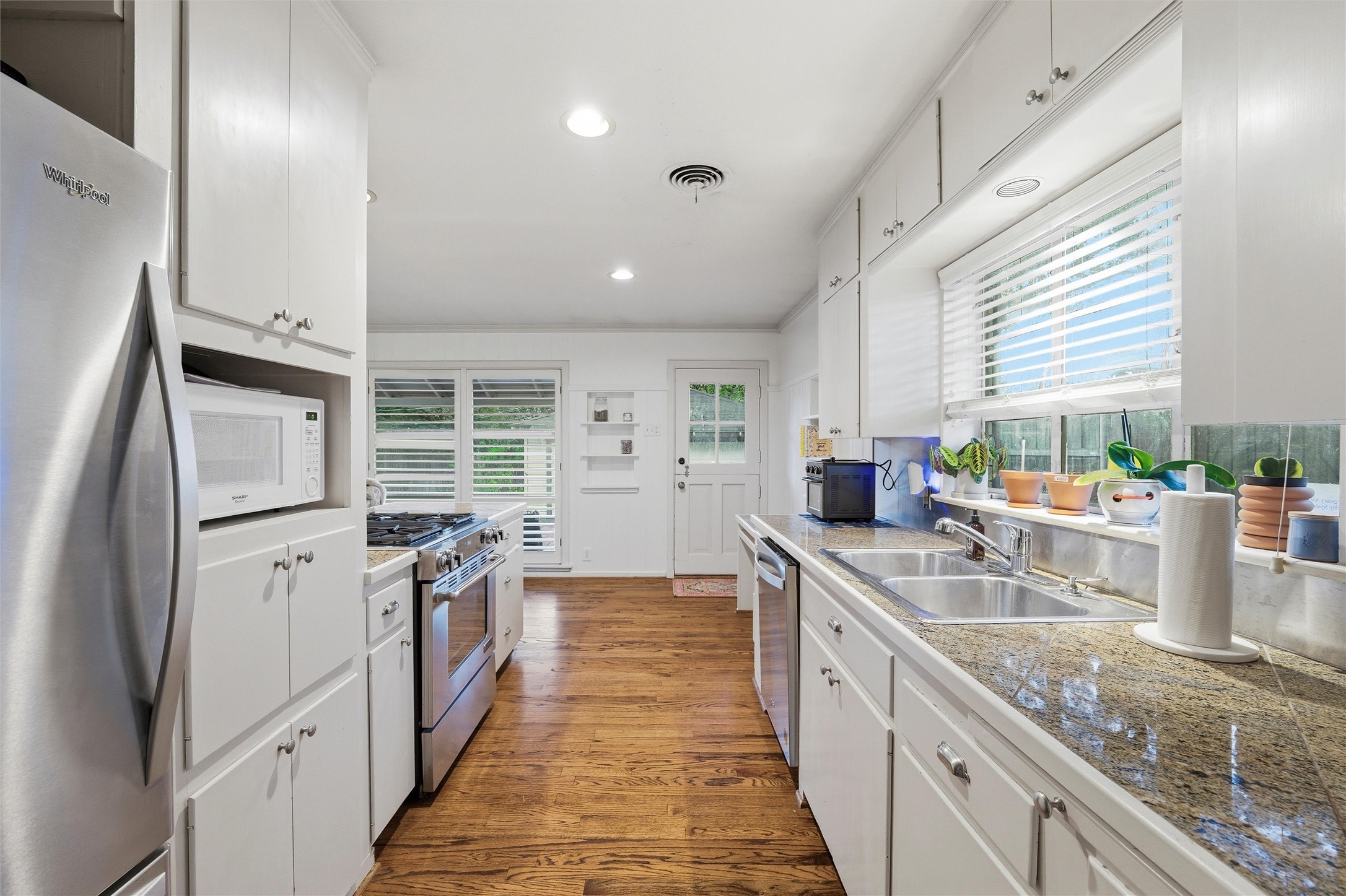 Dallas, Texas, 75214, United States, 3 Bedrooms Bedrooms, ,2 BathroomsBathrooms,Residential,For Sale,1989303