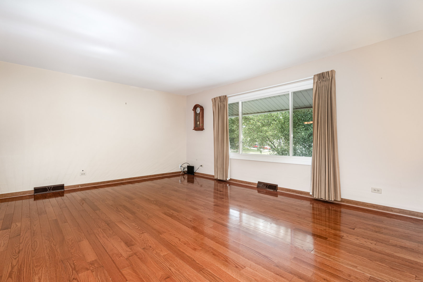 Hoffman Estates, Illinois, 60192, United States, 4 Bedrooms Bedrooms, ,3 BathroomsBathrooms,Residential,For Sale,1961387