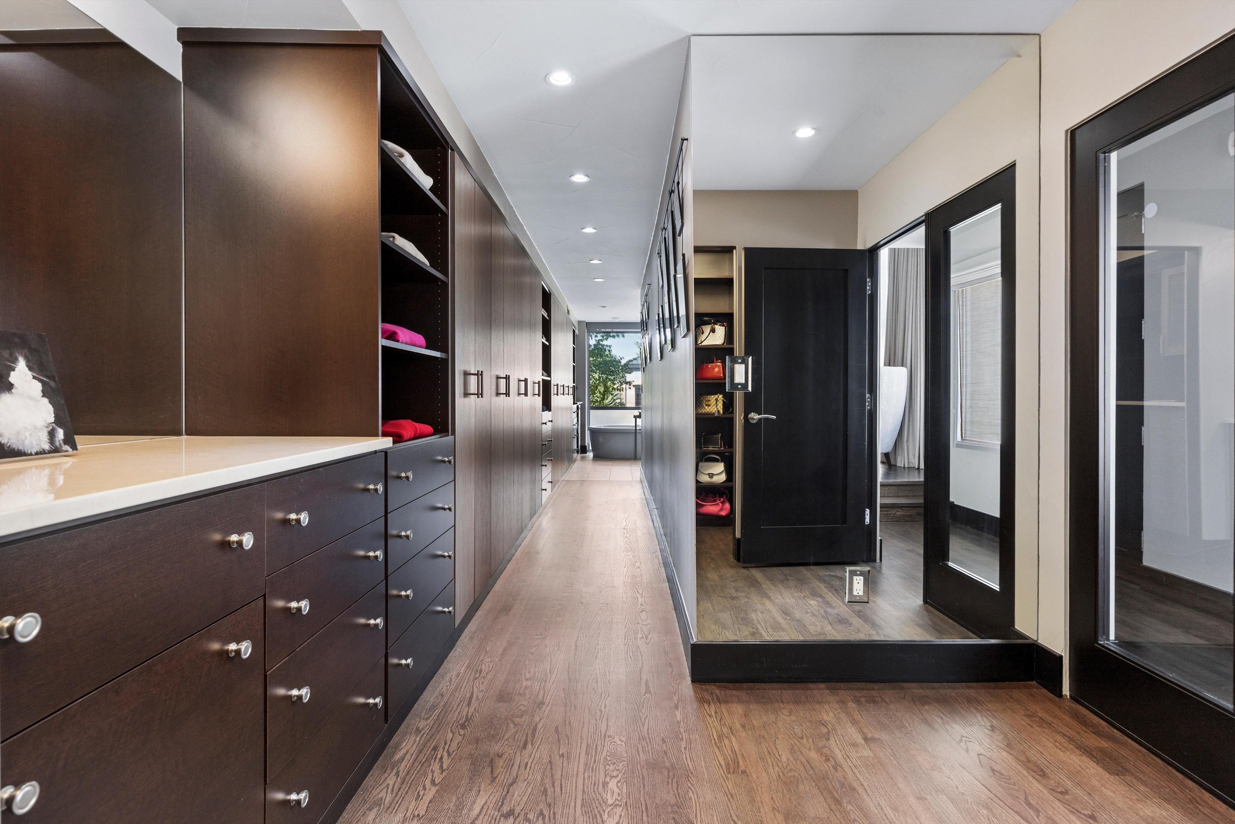  Contemporary residence combines sophisticated design with functional floor plan - 物件實景