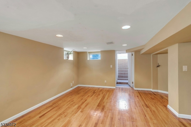 West Orange Twp., New Jersey, 07052, United States, 6 Bedrooms Bedrooms, ,4 BathroomsBathrooms,Residential,For Sale,1934575