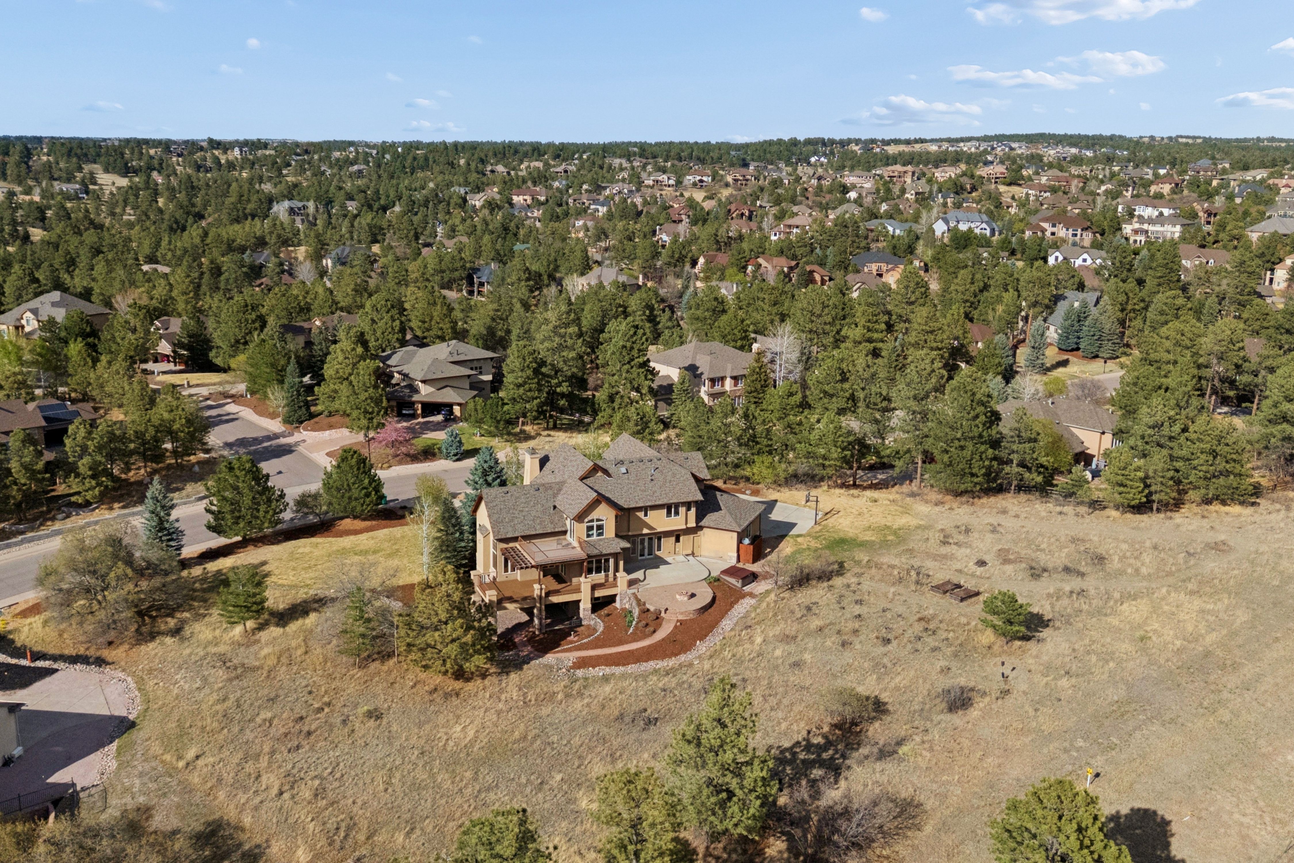  Set high on a hill in The Timbers and backing to open space - 物件實景