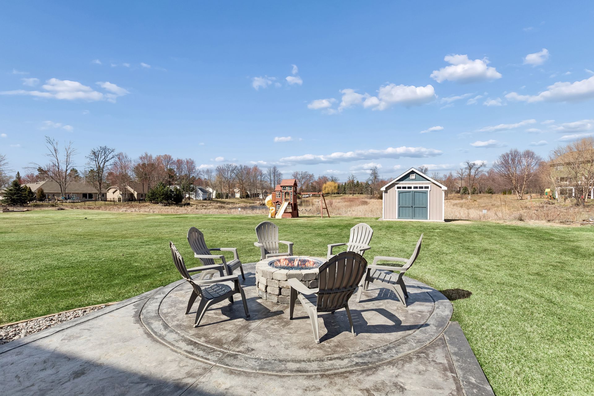  Elegant Living with Entertainer’s Lower Level - 物件實景