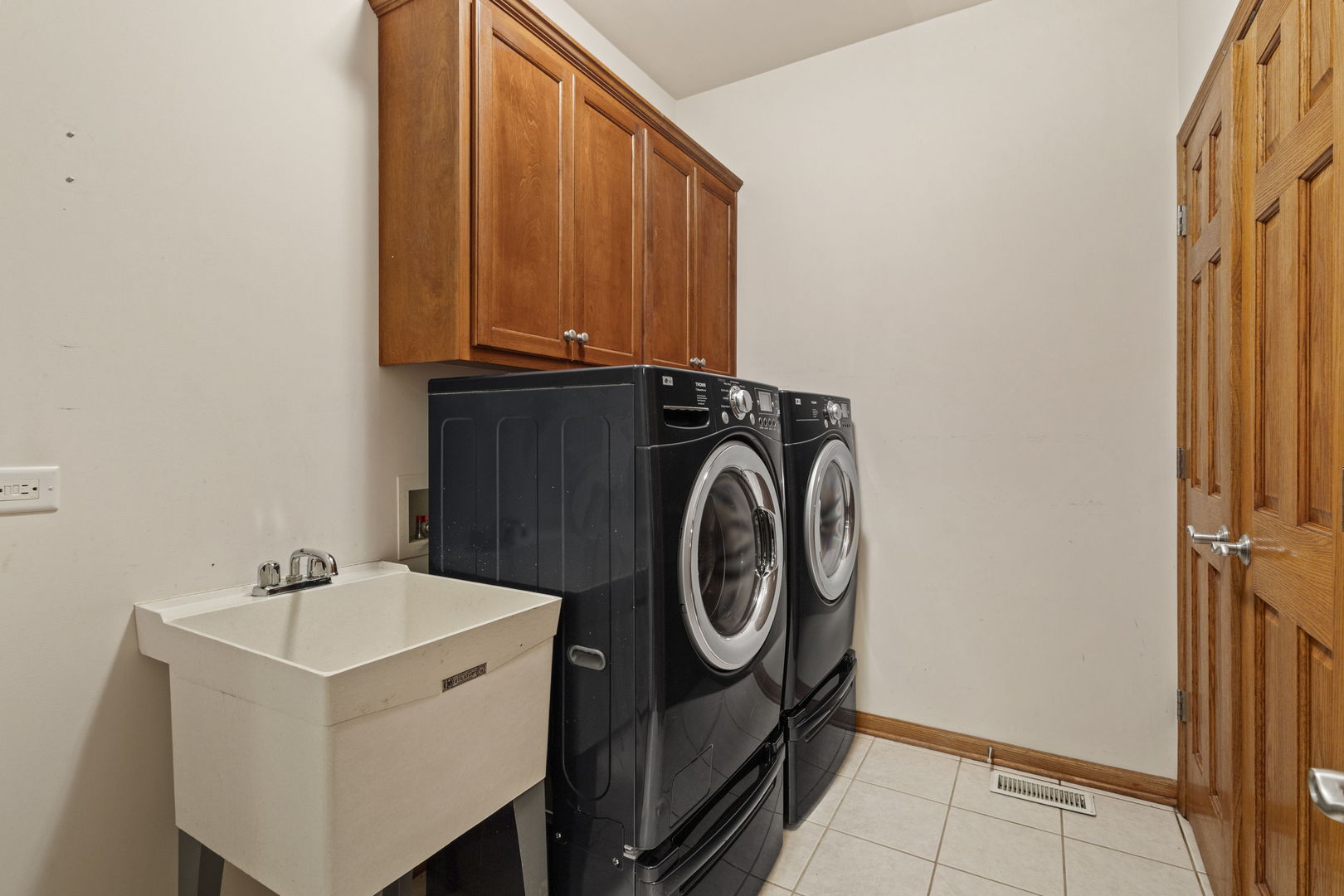 Orland Park, Illinois, 60467, United States, 3 Bedrooms Bedrooms, ,4 BathroomsBathrooms,Residential,For Sale,1927522