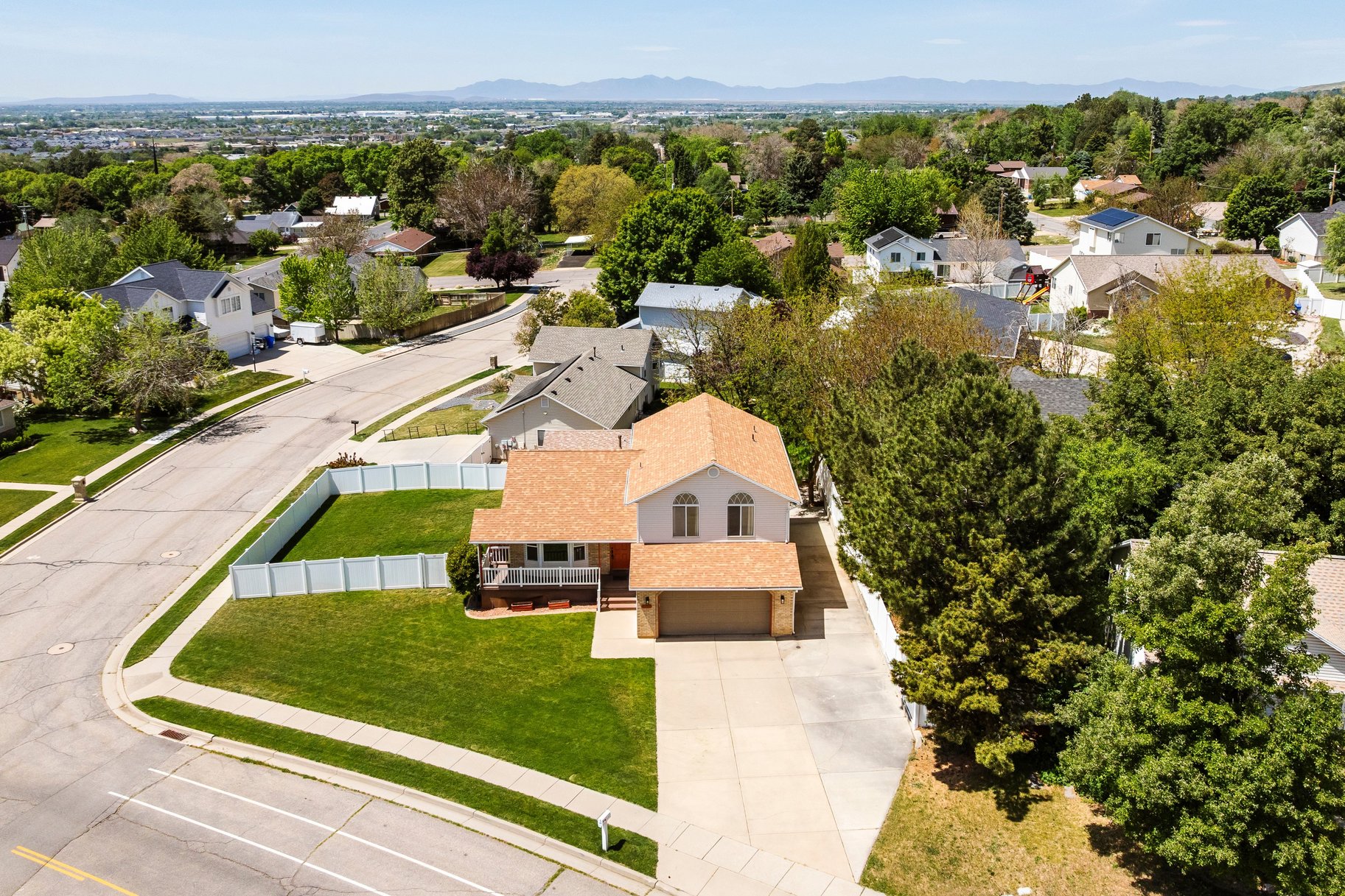  5 Bedroom, 3 Bath Home With One Of North Ogdens Best Porch Views - 物件實景