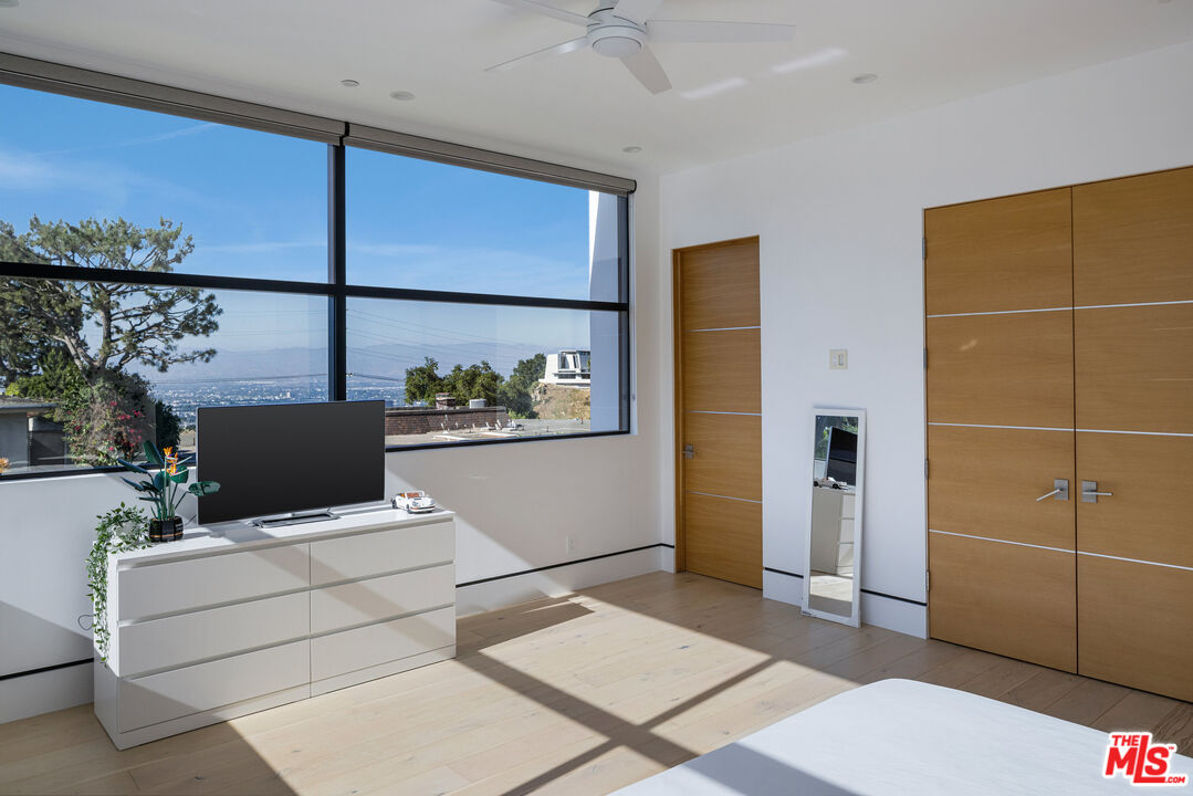 Los Angeles, California, 90049, United States, 4 Bedrooms Bedrooms, ,5 BathroomsBathrooms,Residential,For Sale,1862276