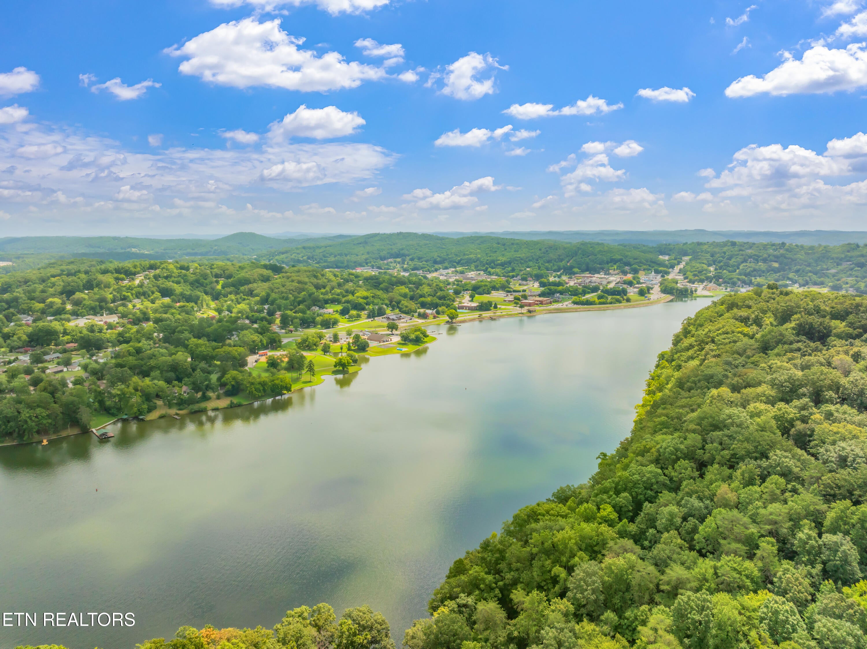 Kingston, Tennessee, 37763, United States, 3 Bedrooms Bedrooms, ,2 BathroomsBathrooms,Residential,For Sale,1907401