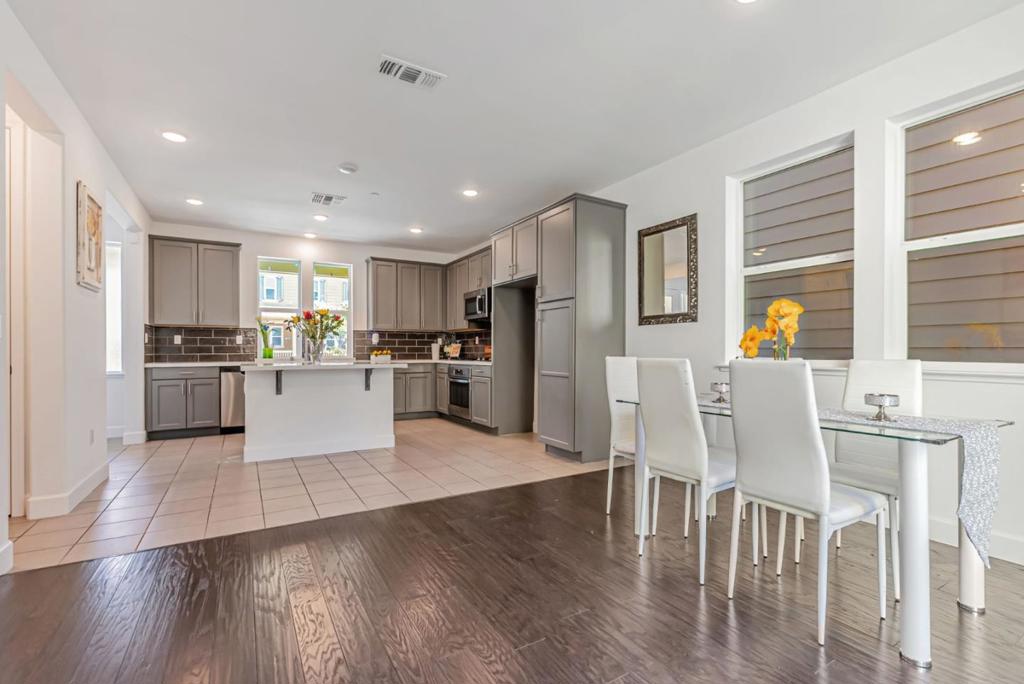 Hercules, California, 94547, United States, 4 Bedrooms Bedrooms, ,3 BathroomsBathrooms,Residential,For Sale,1978520