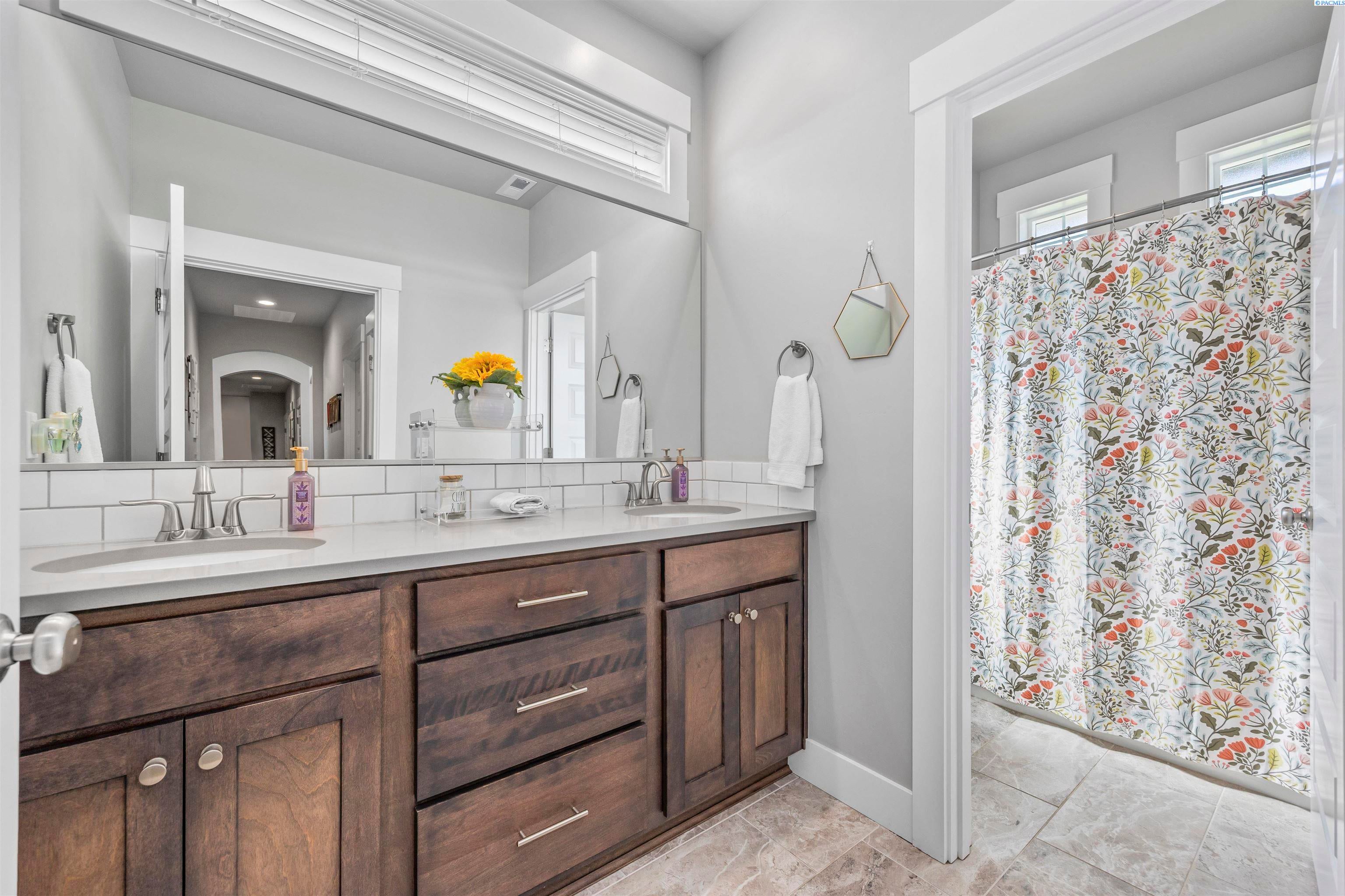 Kennewick, Washington, 99338, United States, 4 Bedrooms Bedrooms, ,3 BathroomsBathrooms,Residential,For Sale,1977201