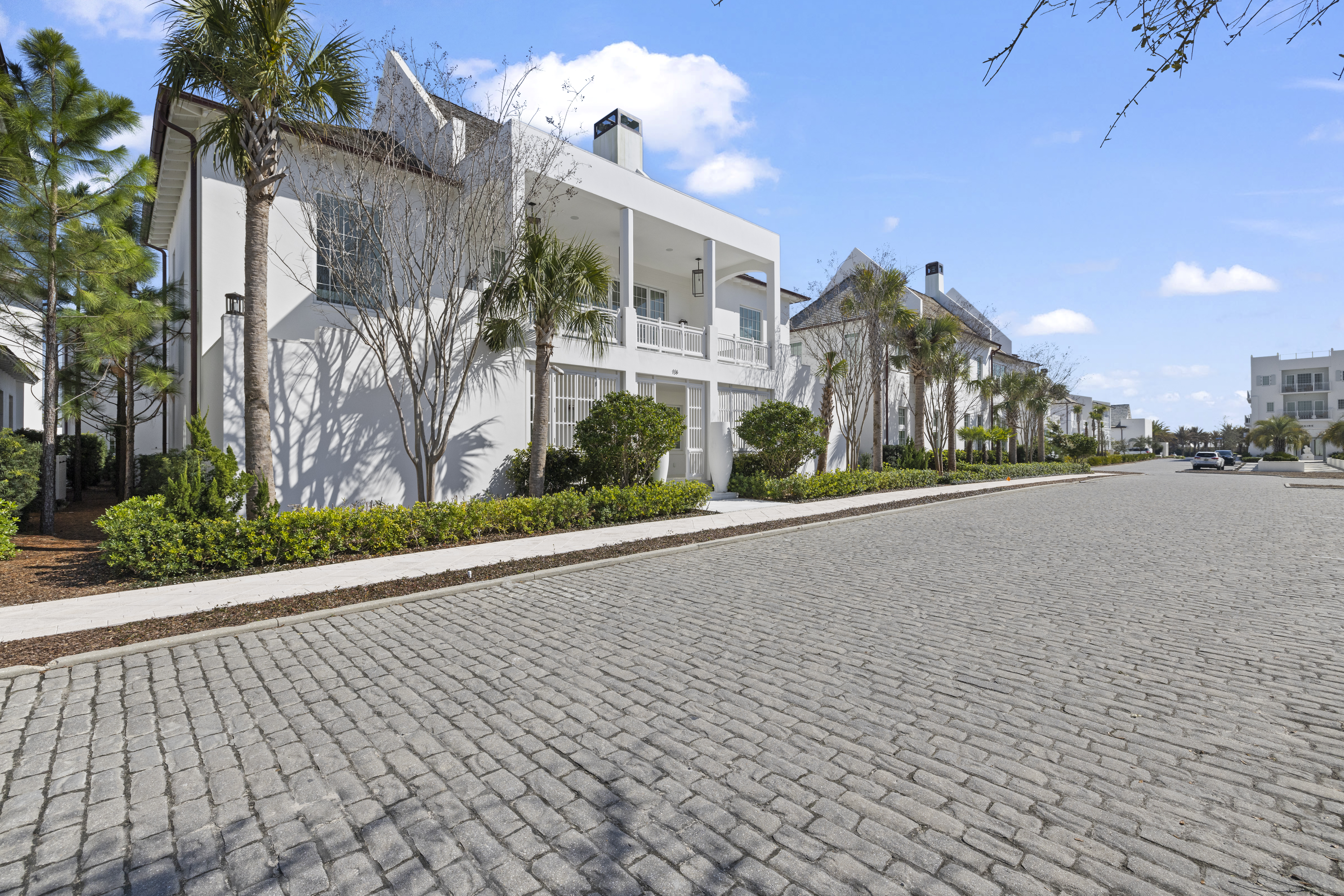  Architectural Gem With Pool And Carriage House - 物件實景