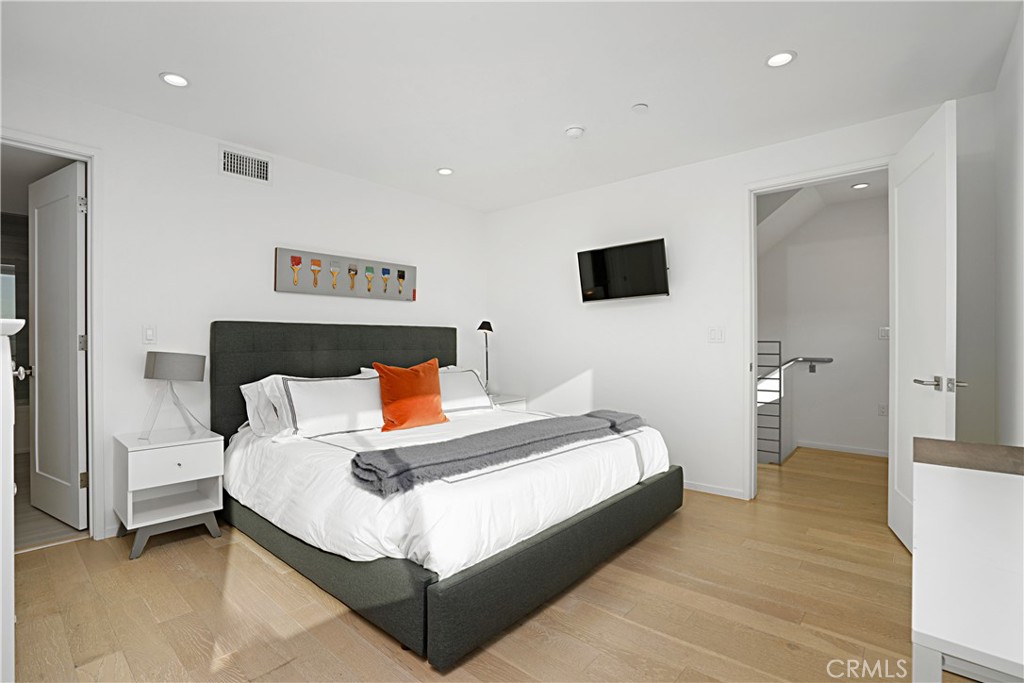 Los Angeles, California, 90019, United States, 2 Bedrooms Bedrooms, ,3 BathroomsBathrooms,Residential,For Sale,1990978