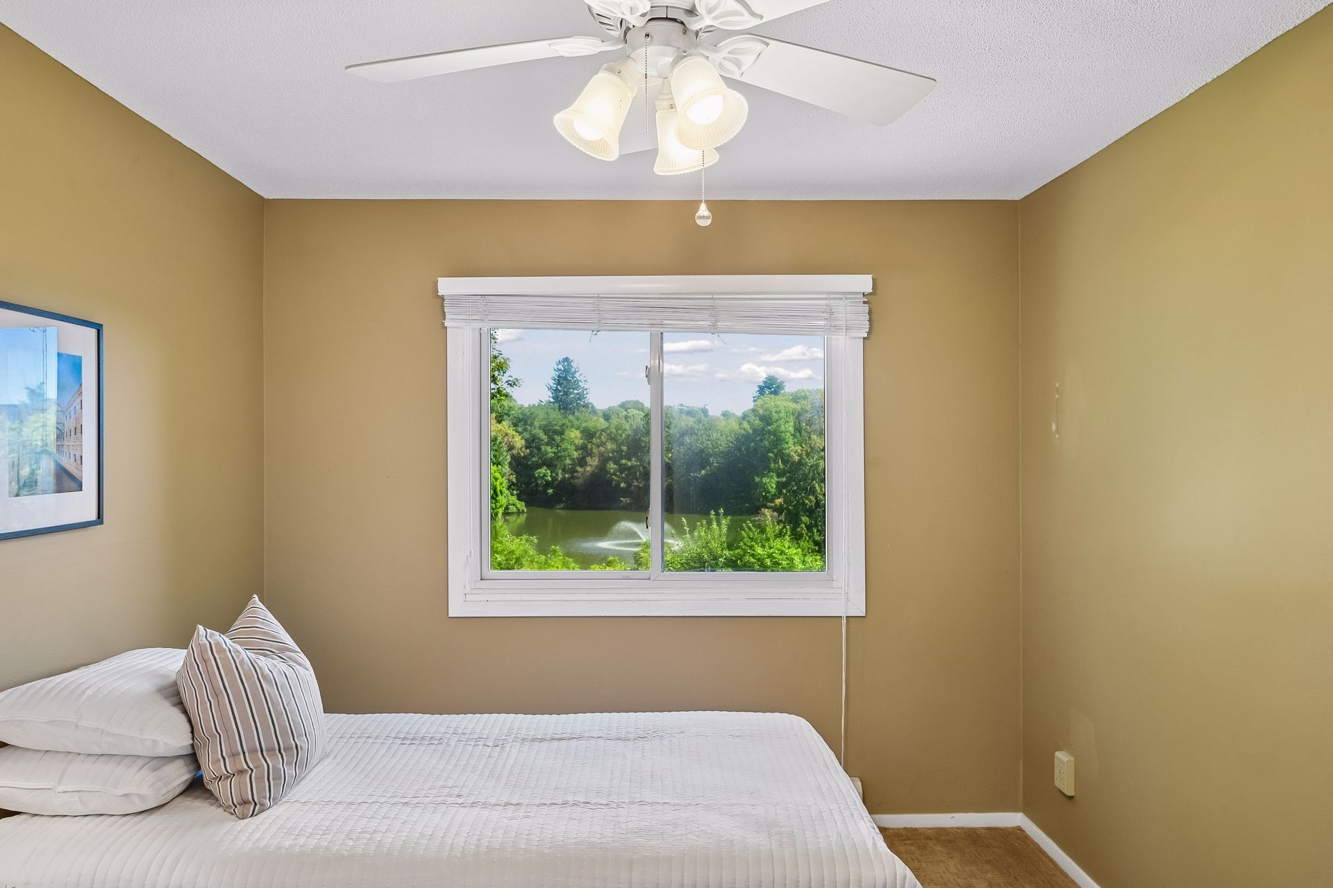  Second-Floor Wayzata Villas Condo with Beautiful Pond Views - 物件實景