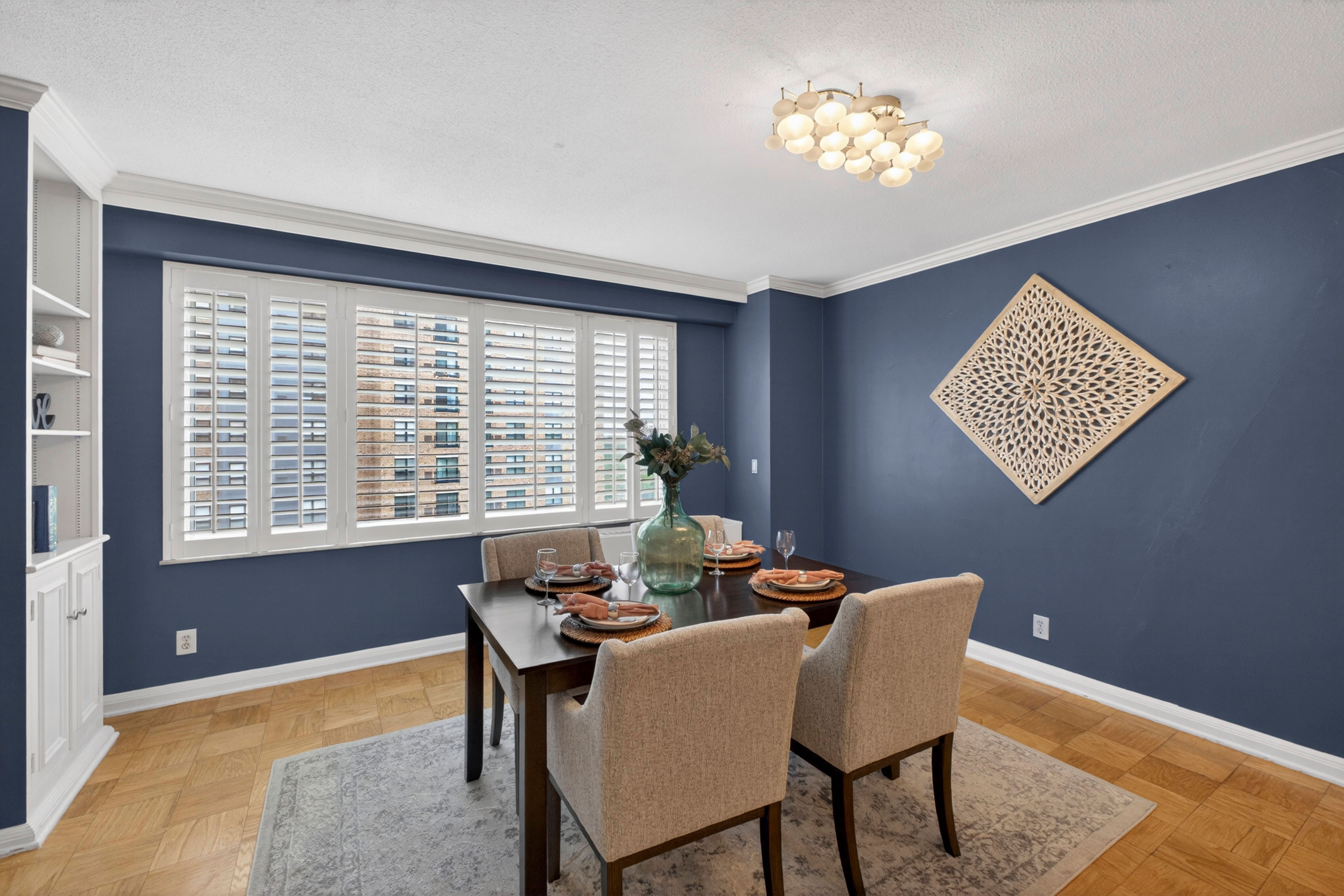  Enter a Light-Filled Corner Unit with Stunning Eastern and Southern Views - 物件實景