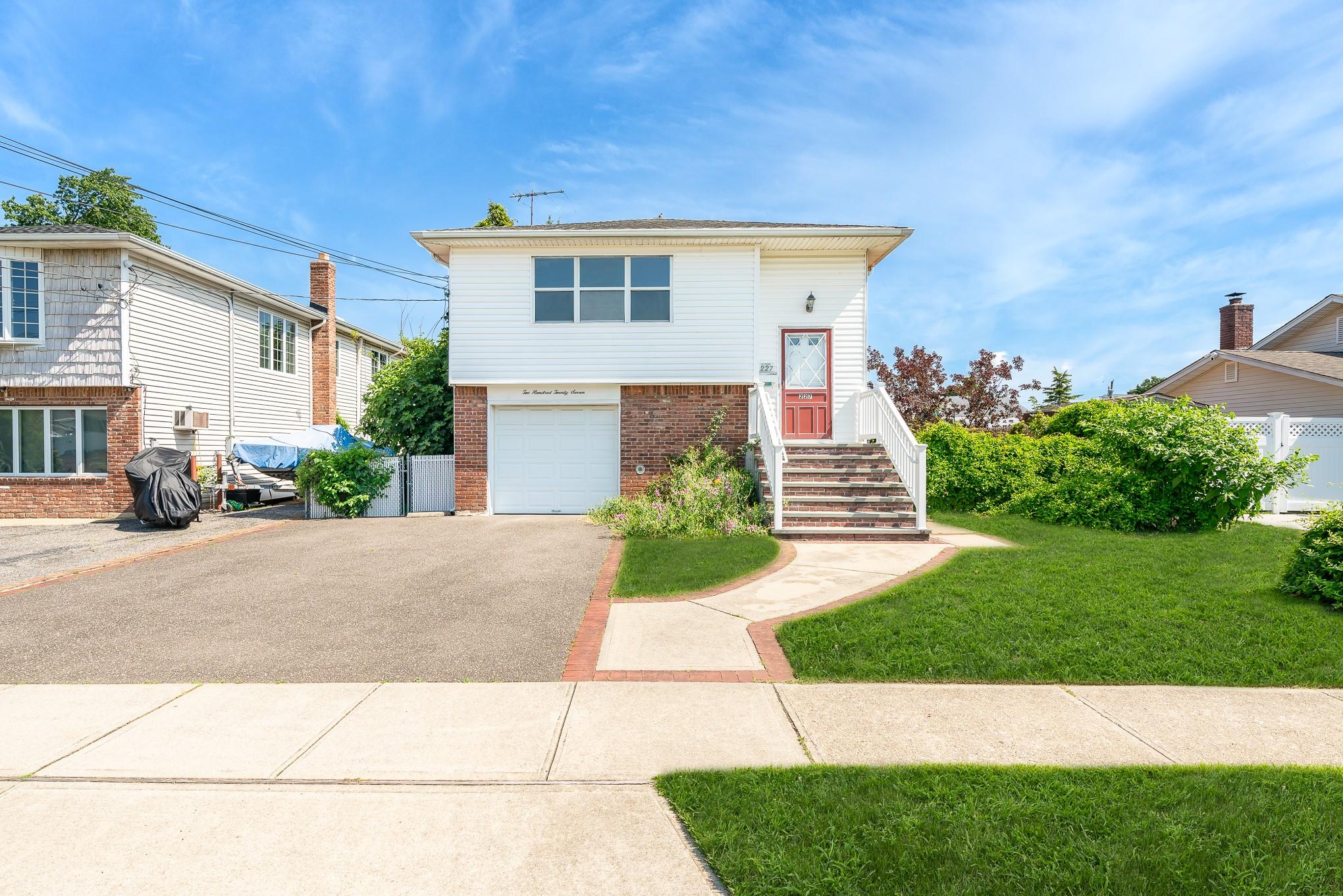 Massapequa, New York, 11758, United States, 4 Bedrooms Bedrooms, ,2 BathroomsBathrooms,Residential,For Sale,1887450
